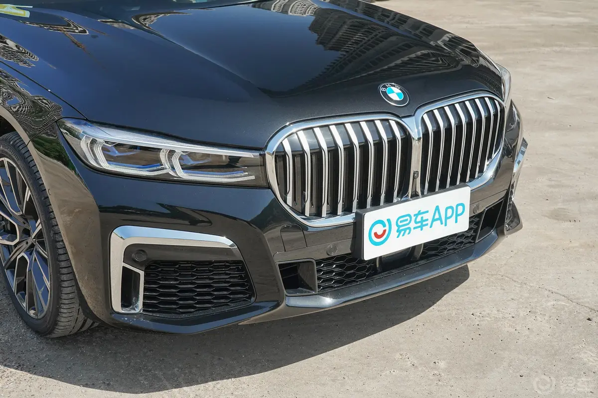 宝马7系740Li xDrive 行政型 M运动套装外观