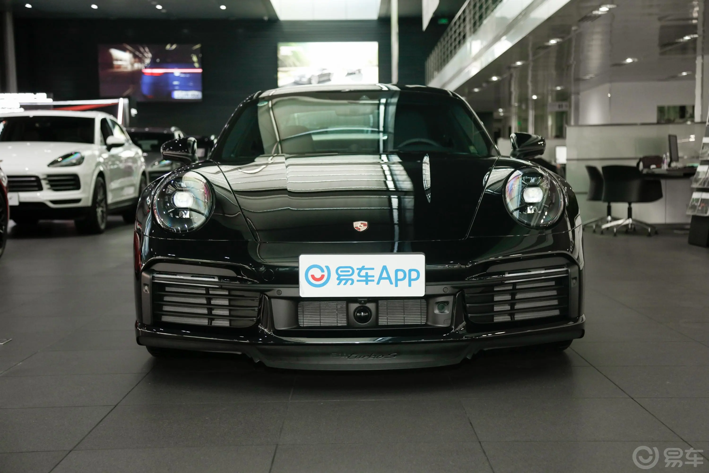 保时捷911Turbo S 3.7T正前水平