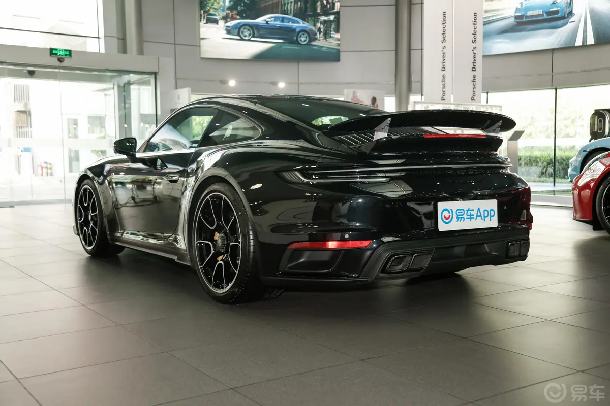 保时捷911Turbo S 3.7T侧后45度车头向左水平