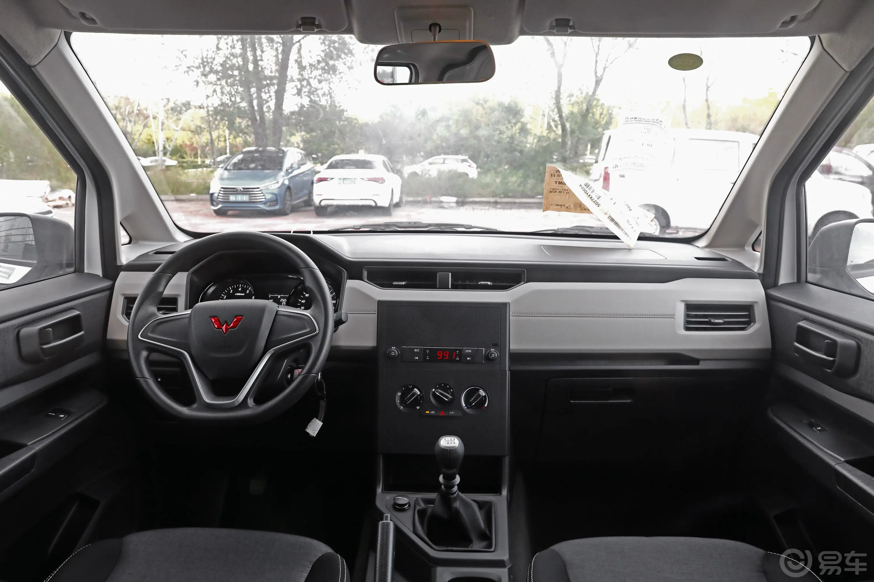 五菱征程1.5T 舒适型封窗车前排空间体验