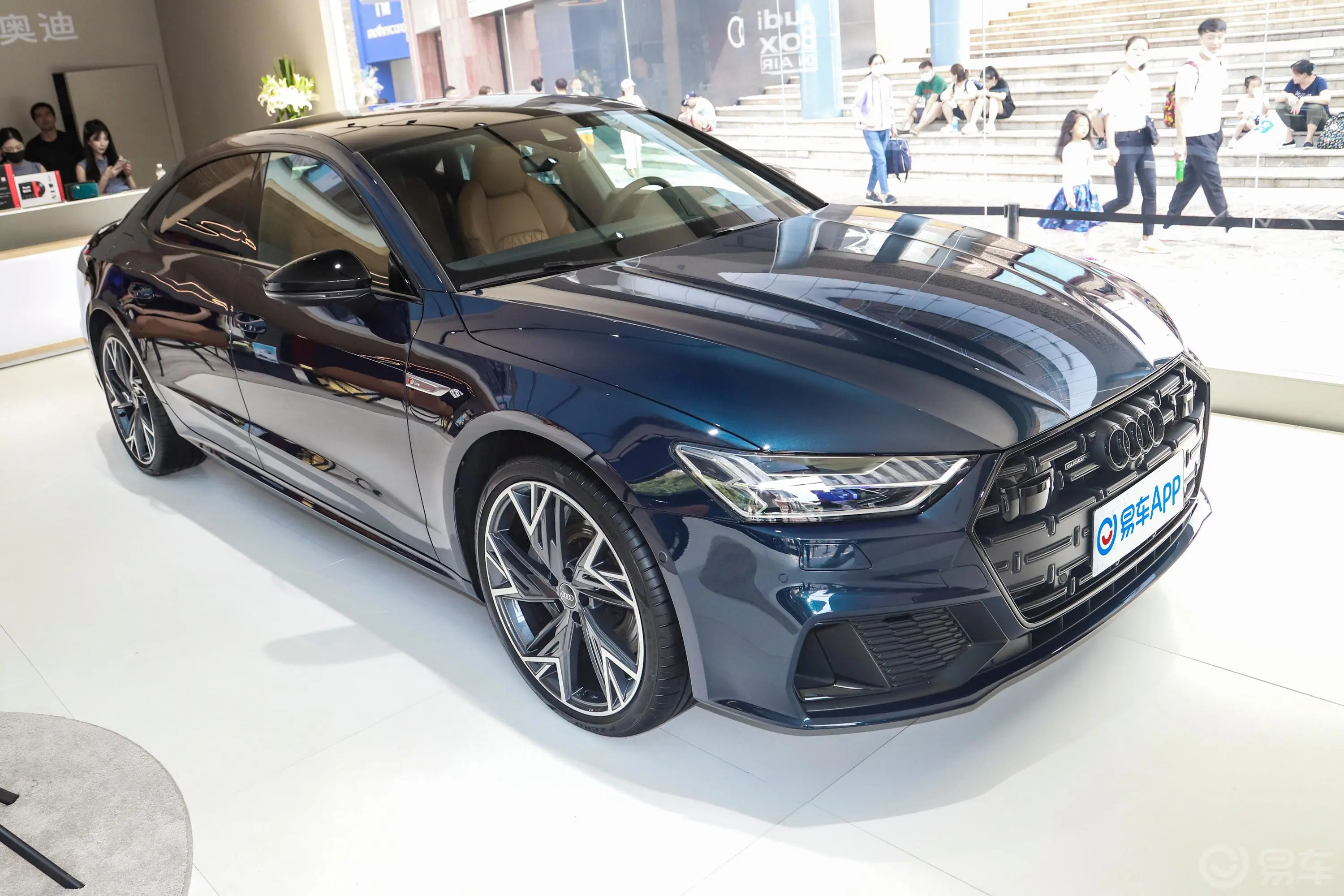 奥迪A7L55 TFSI quattro S-line 先行版侧前45度车头向右水平