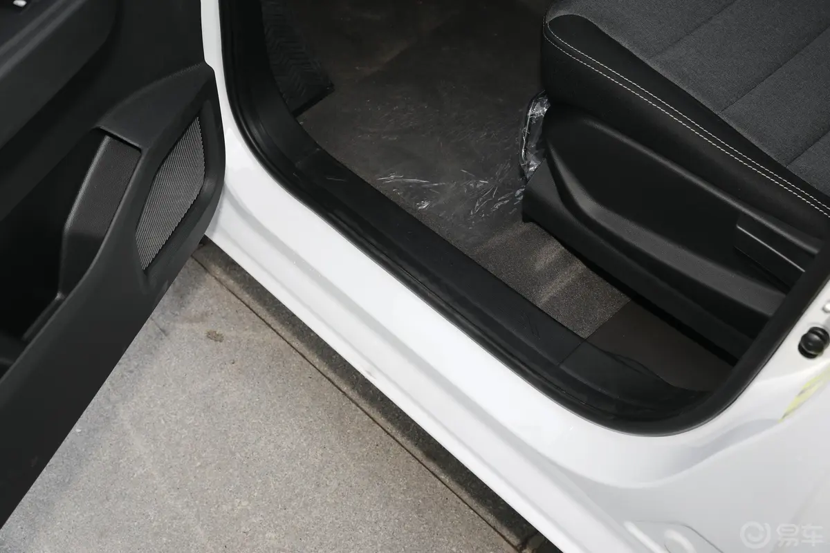 五菱征程1.5T 舒适型封窗车前排迎宾踏板
