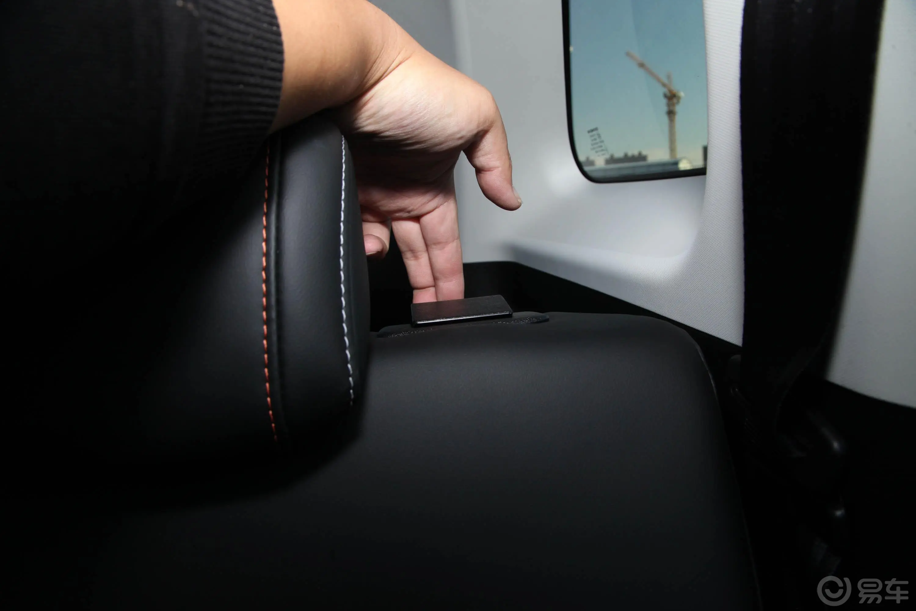 长安欧尚X7 PLUS蓝鲸版 1.5T 双离合Geeker 旗舰型 5座后备箱内座椅放倒按钮