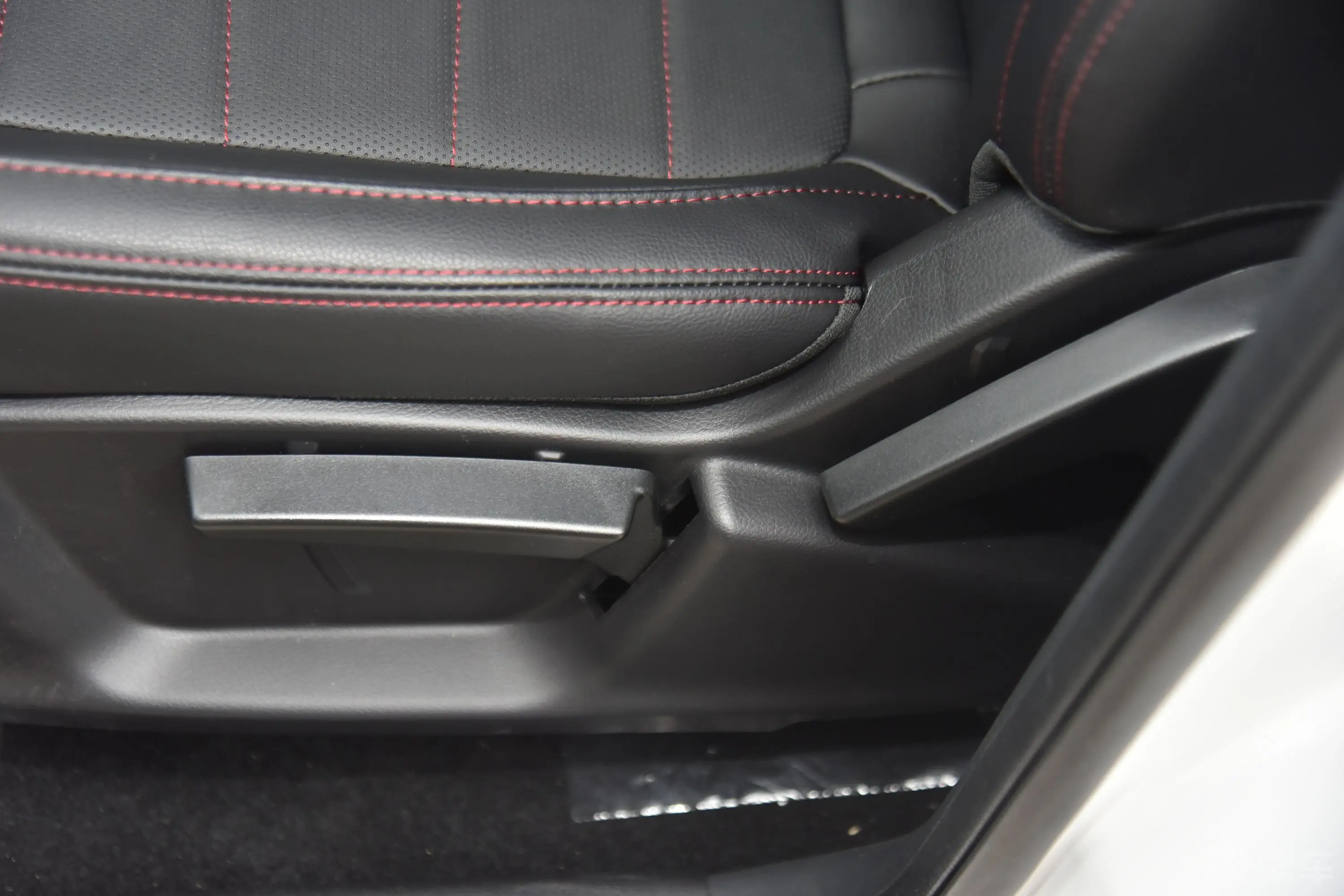 瑞虎3经典超值版 1.5T CVT 尊贵型主驾座椅调节