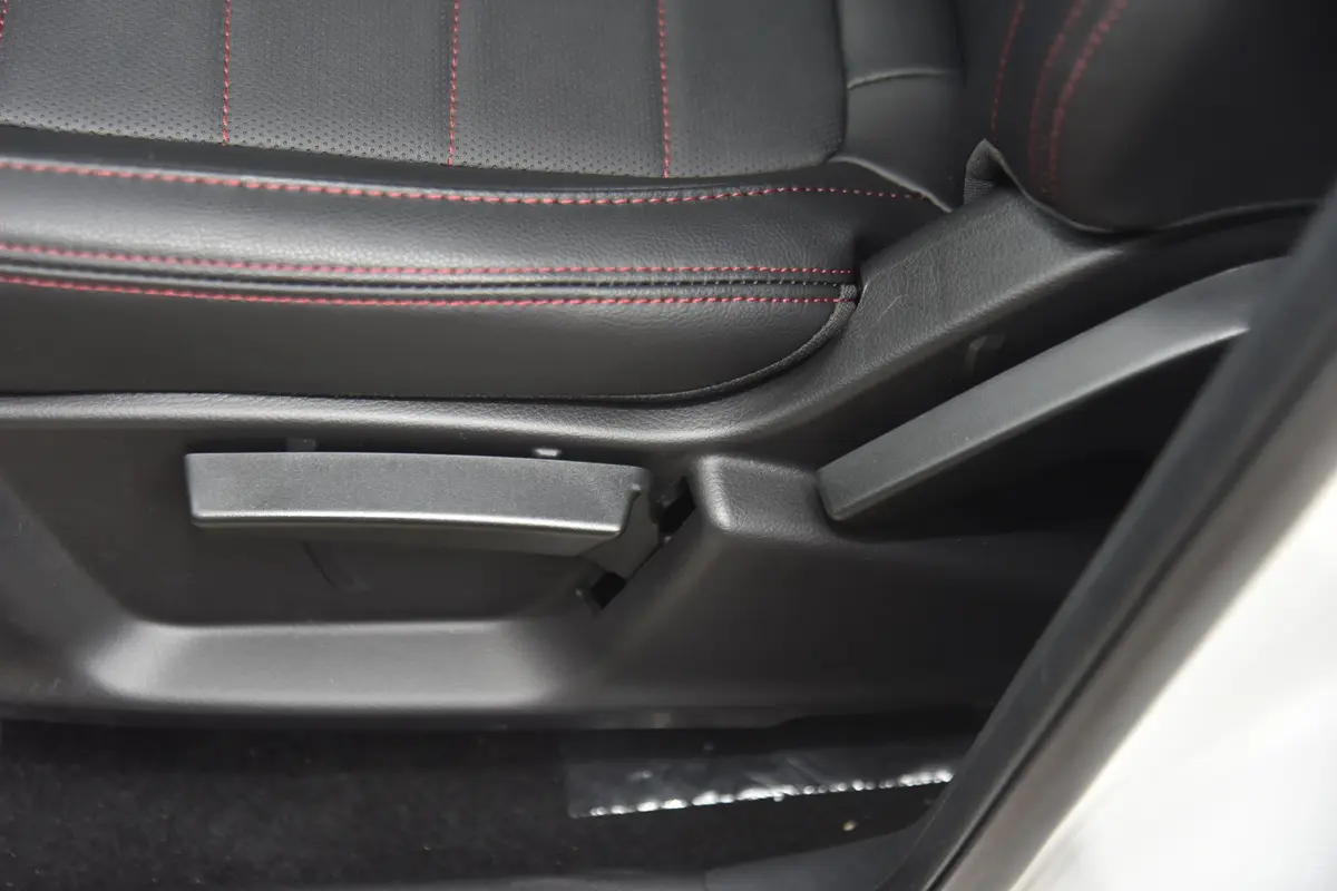 瑞虎3经典超值版 1.5T CVT 尊贵型主驾座椅调节