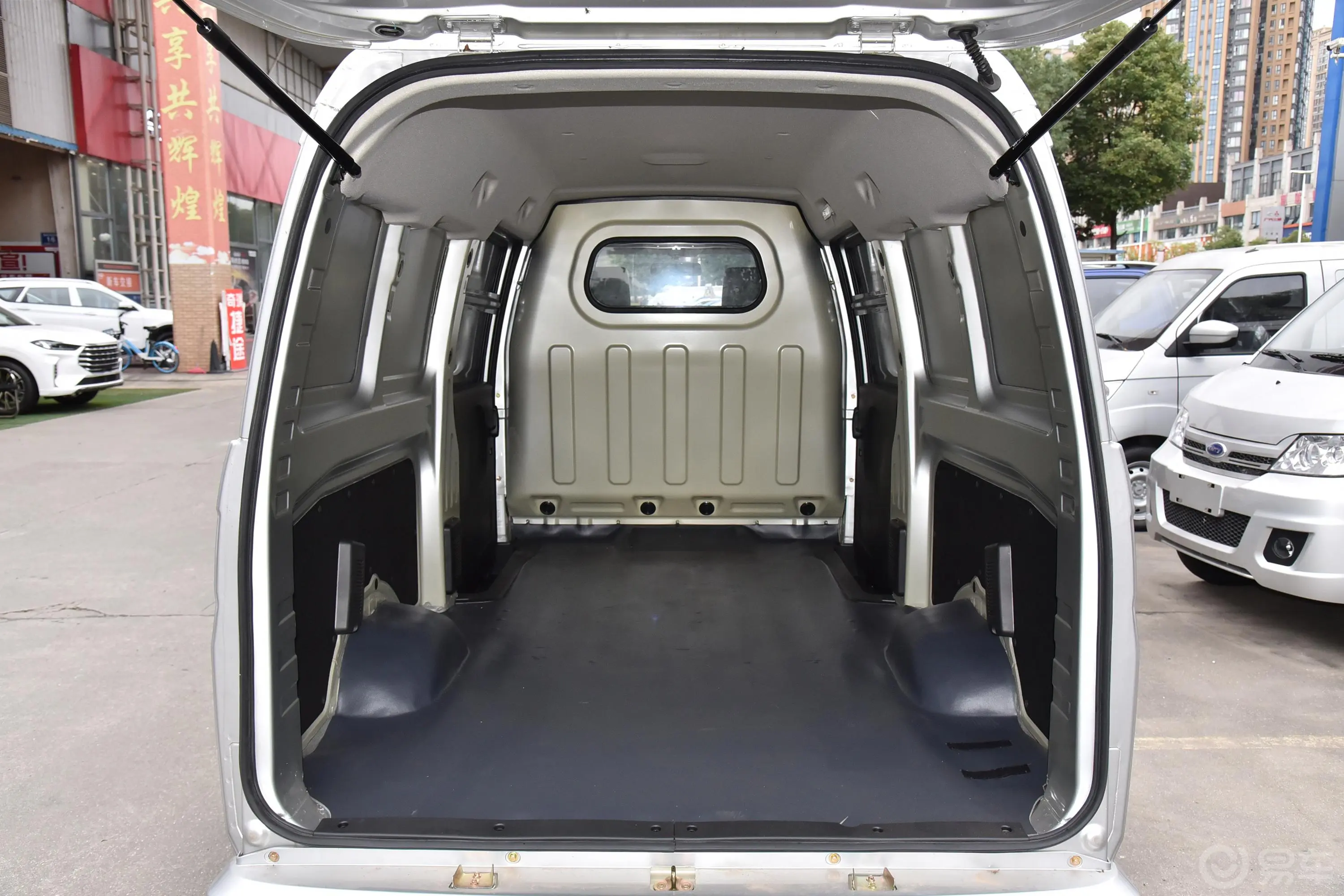优优EV舒适型SQR5036后备厢空间特写