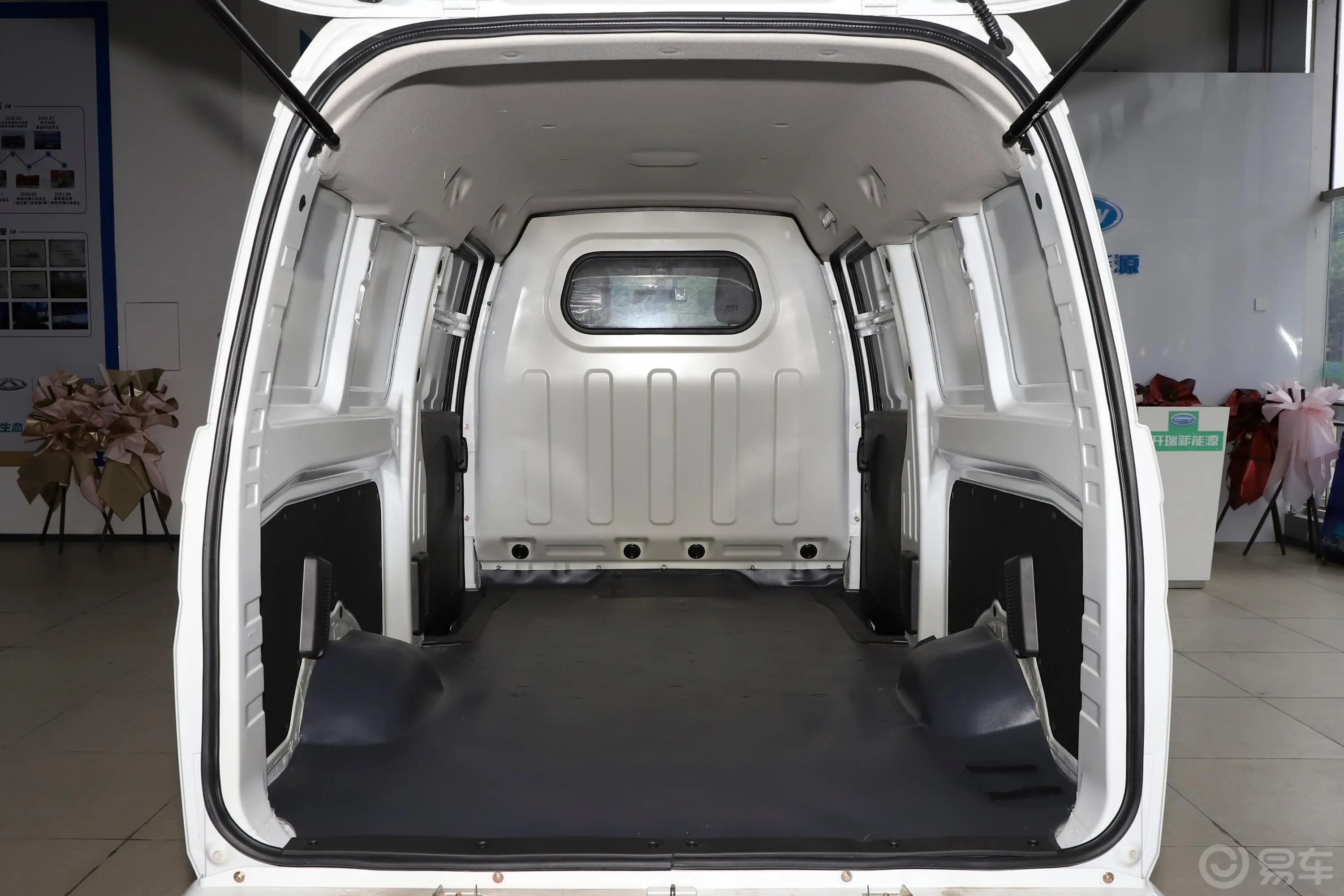 优优EV舒适型SQR5037后备厢空间特写