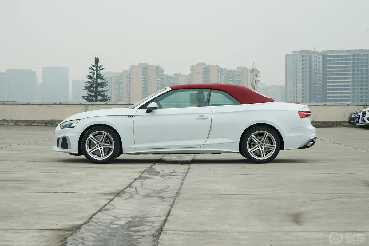 奥迪A5Cabriolet 40 TFSI 时尚动感型正侧车头向左水平