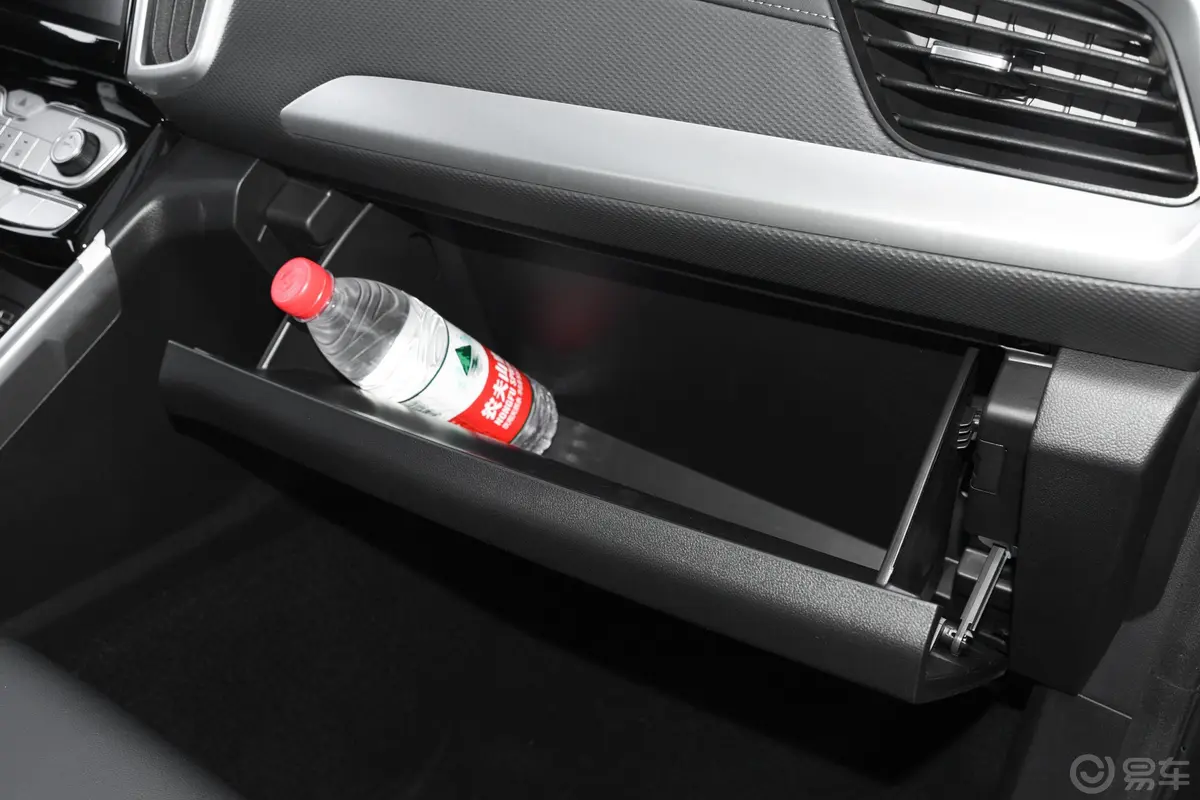 炮商用版 2.0T 手动四驱小双领航型 柴油内饰