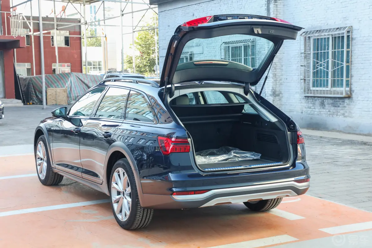 奥迪A6Allroad quattro 探索家 55 TFSI 尊享越野型空间