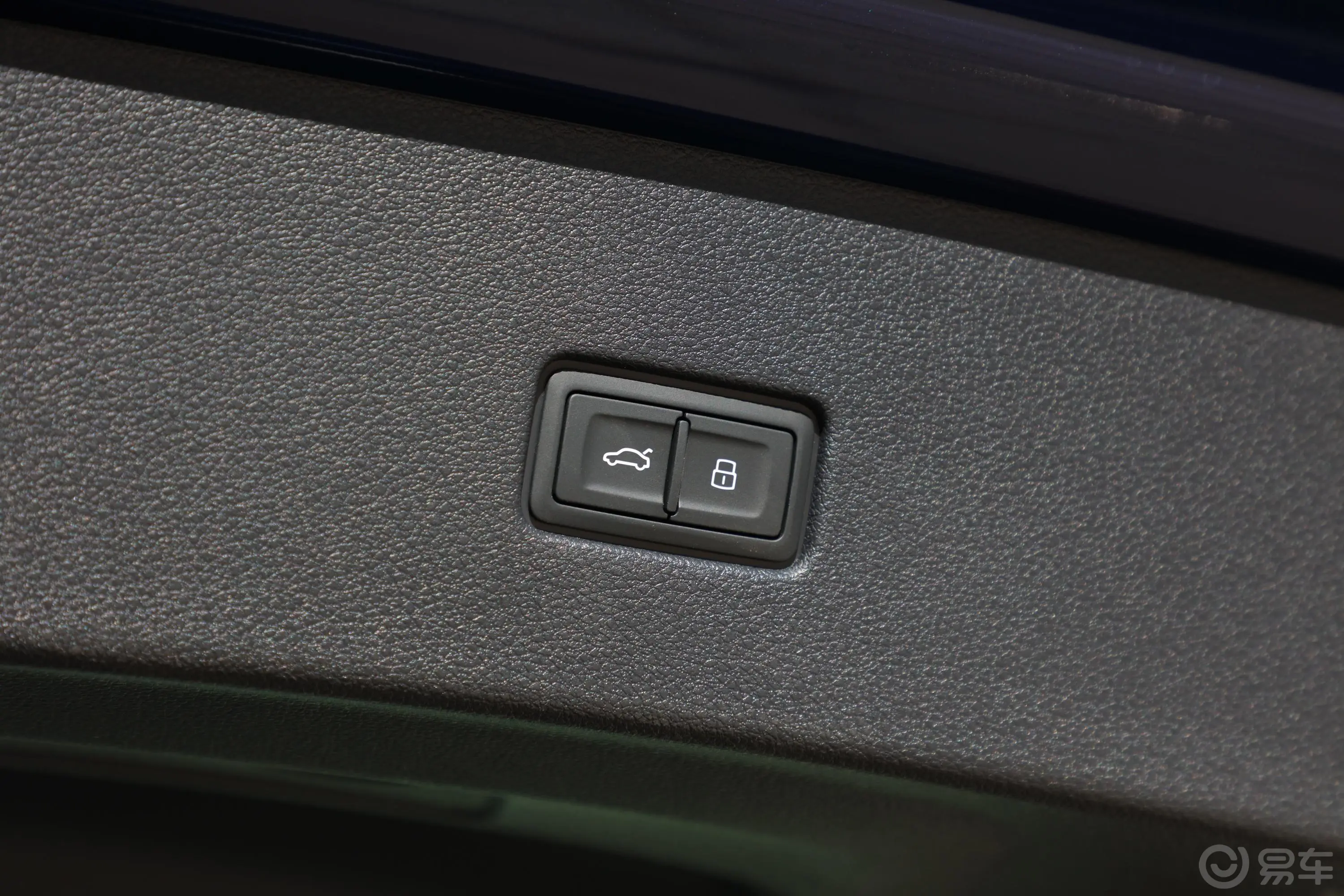 奥迪Q855 TFSI quattro 豪华动感型电动尾门按键（手动扶手）