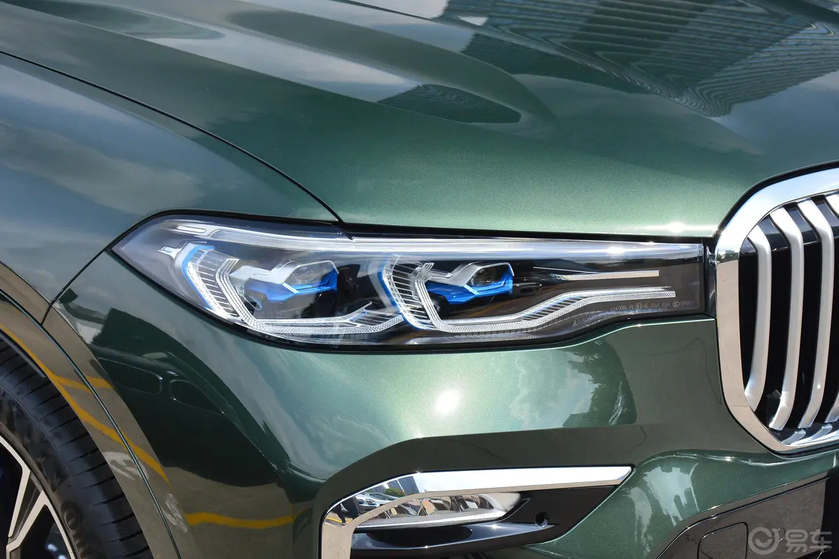 宝马X7改款 xDrive40i 行政型 M运动套装大灯侧45度俯拍