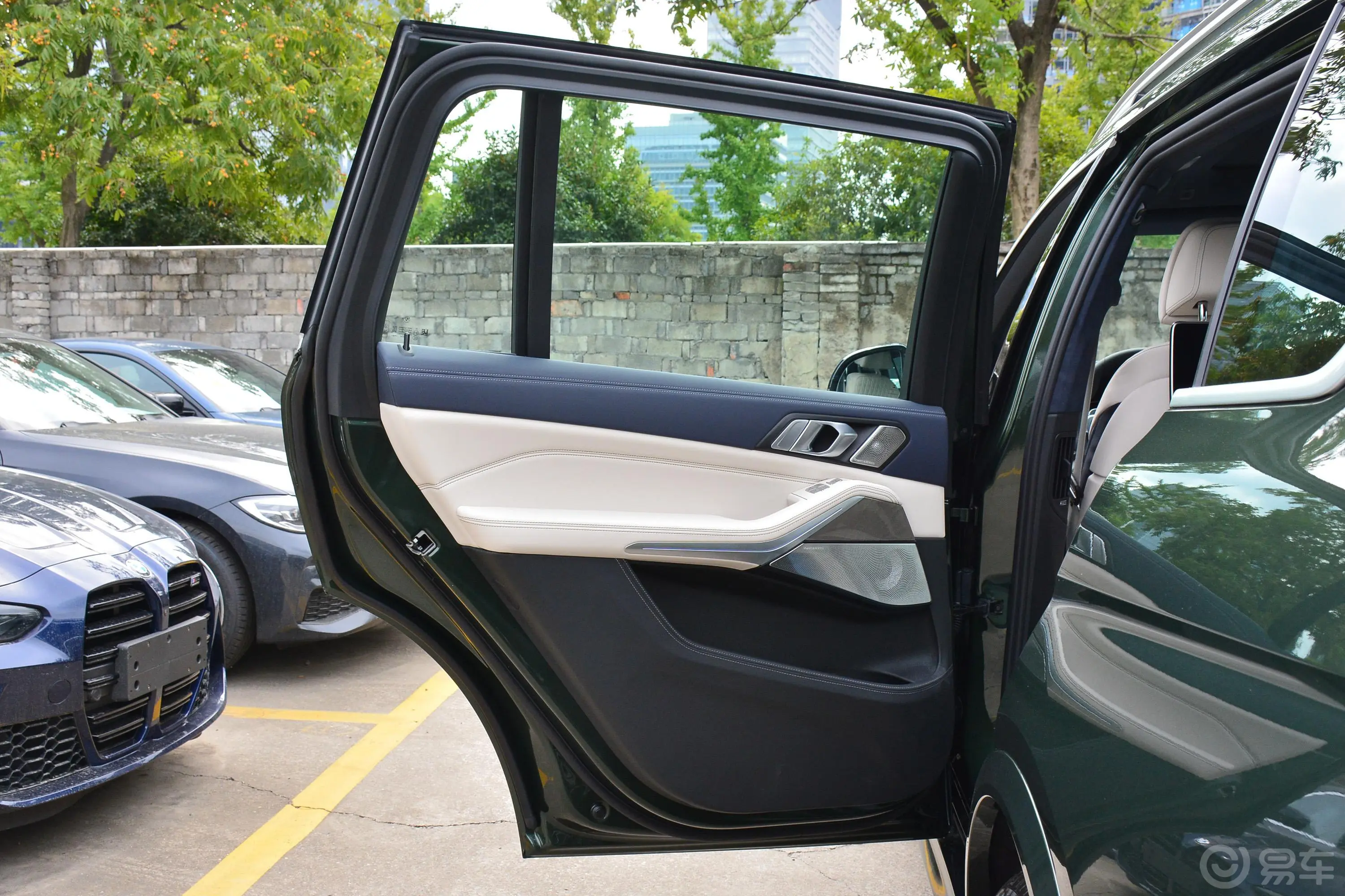 宝马X7改款 xDrive40i 行政型 M运动套装驾驶员侧后车门