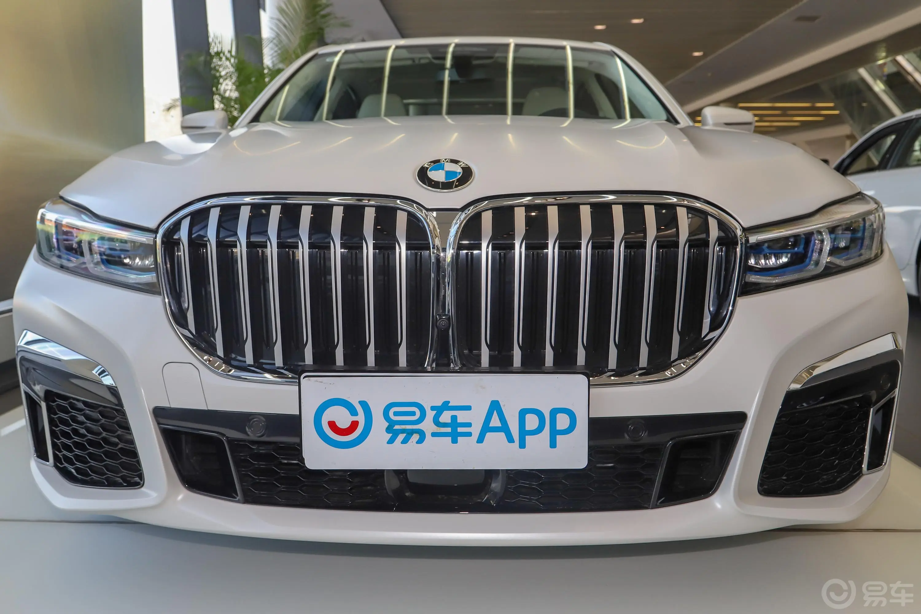 宝马7系740Li xDrive 行政型 M运动套装外观