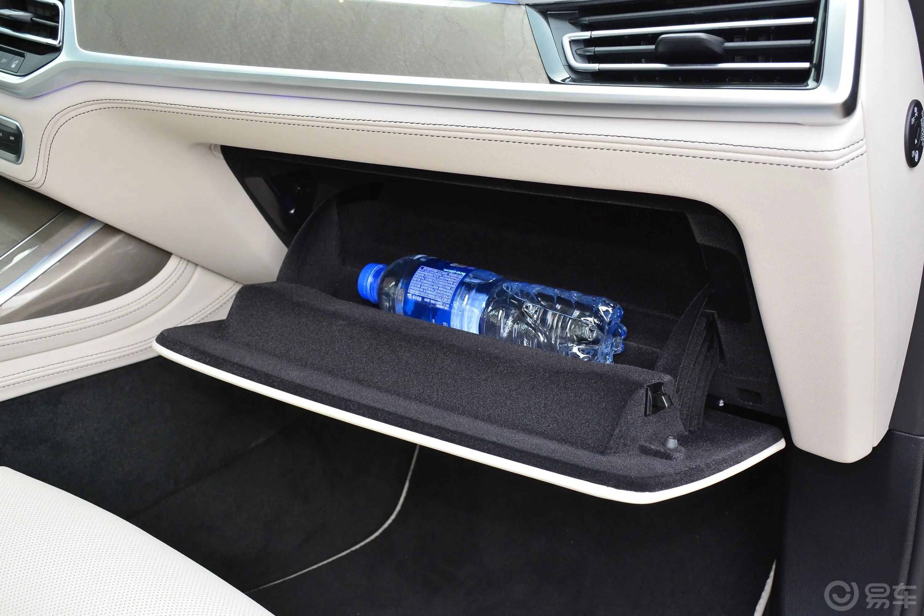 宝马X7改款 xDrive40i 行政型 M运动套装手套箱空间水瓶横置