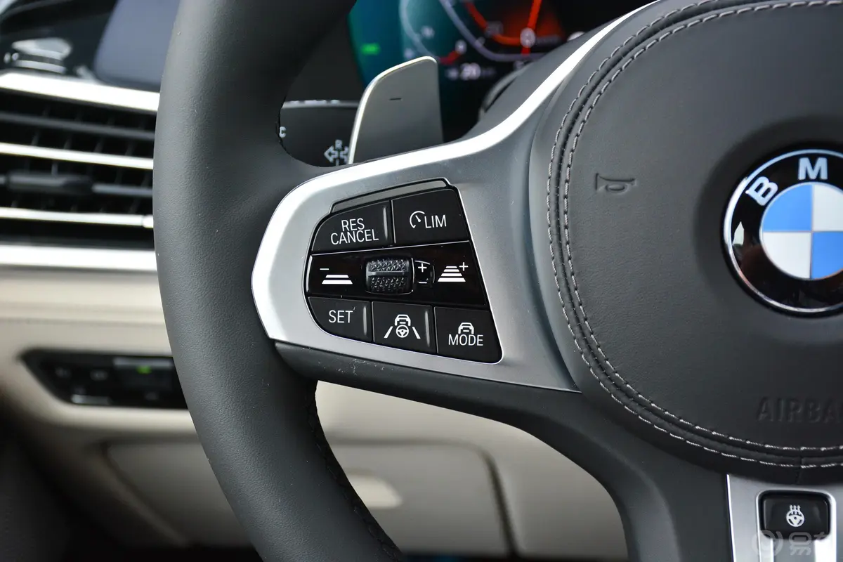 宝马X7改款 xDrive40i 行政型 M运动套装左侧方向盘功能按键