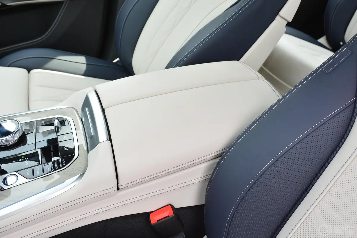 宝马X7改款 xDrive40i 行政型 M运动套装前排中央扶手