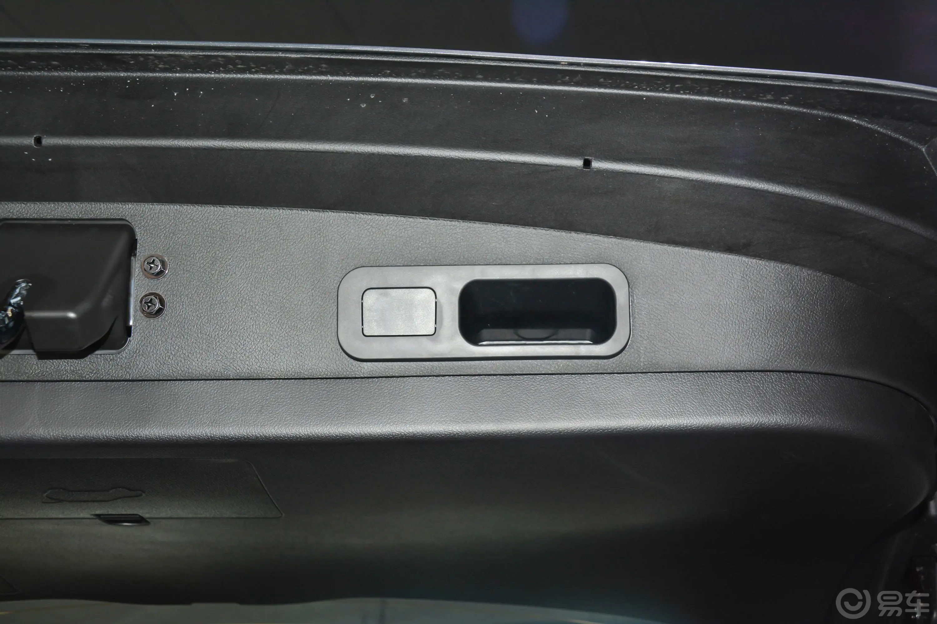威马EX6Plus 400极地版 5座电动尾门按键（手动扶手）