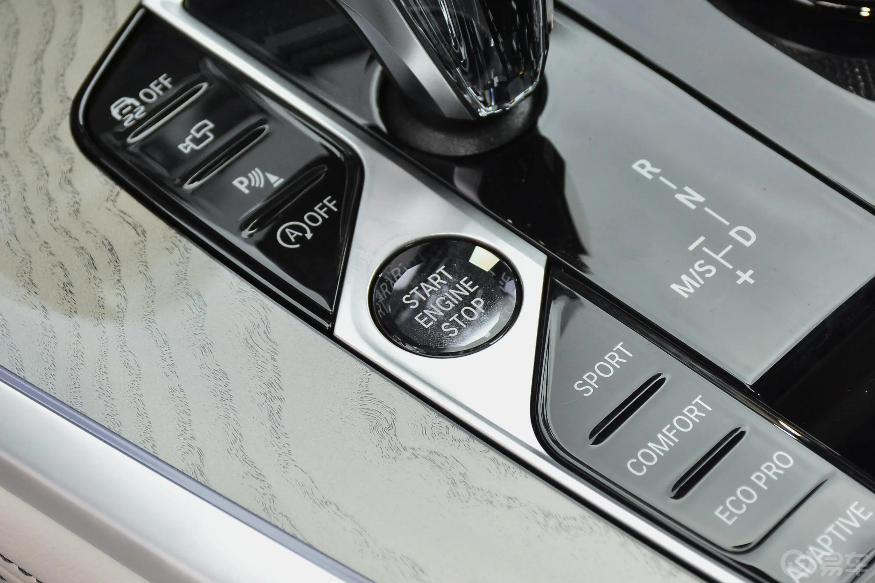 宝马X7改款 xDrive40i 行政型 M运动套装钥匙孔或一键启动按键