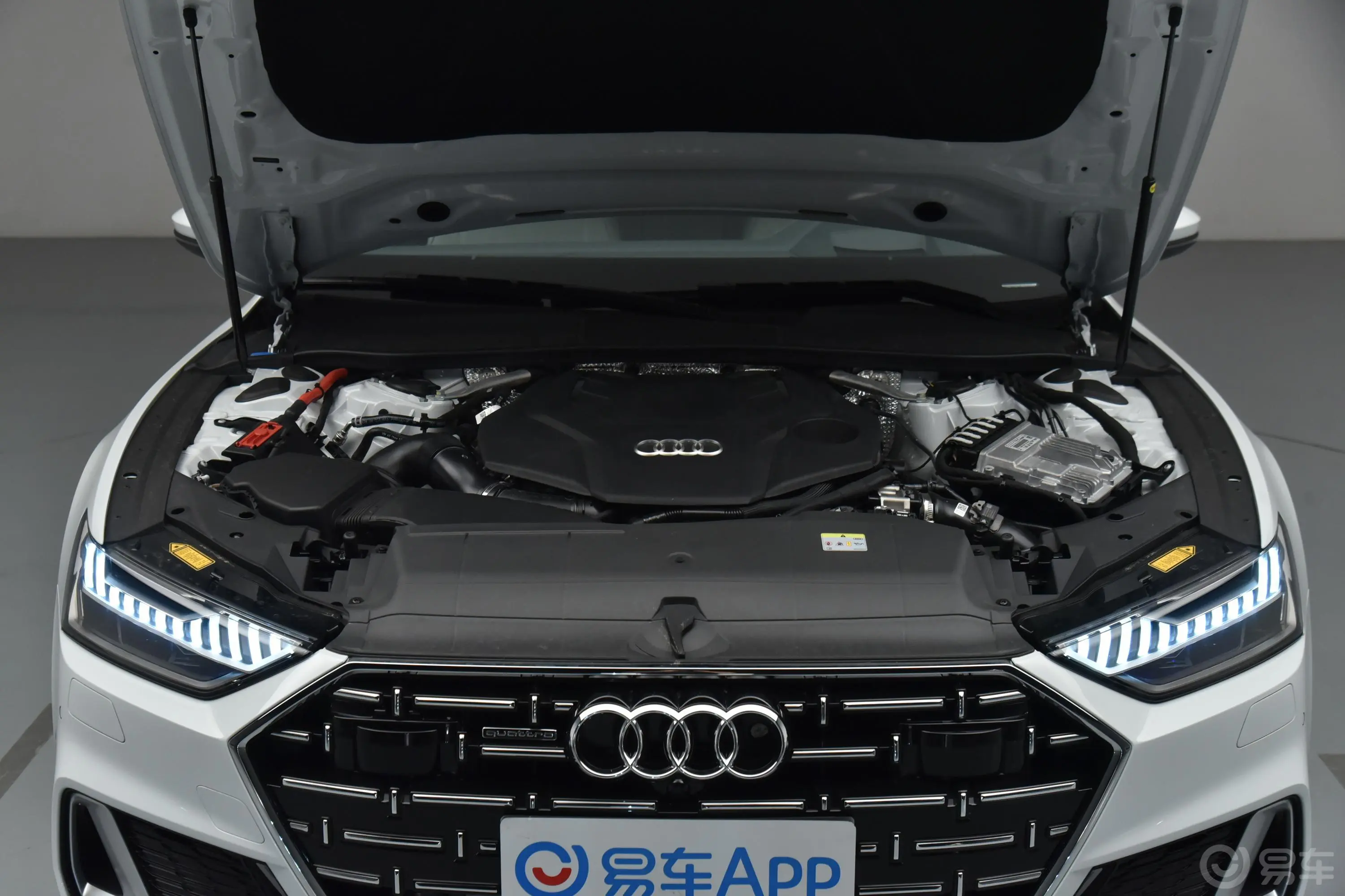 奥迪A7L55 TFSI quattro S-line 先见版发动机舱整体