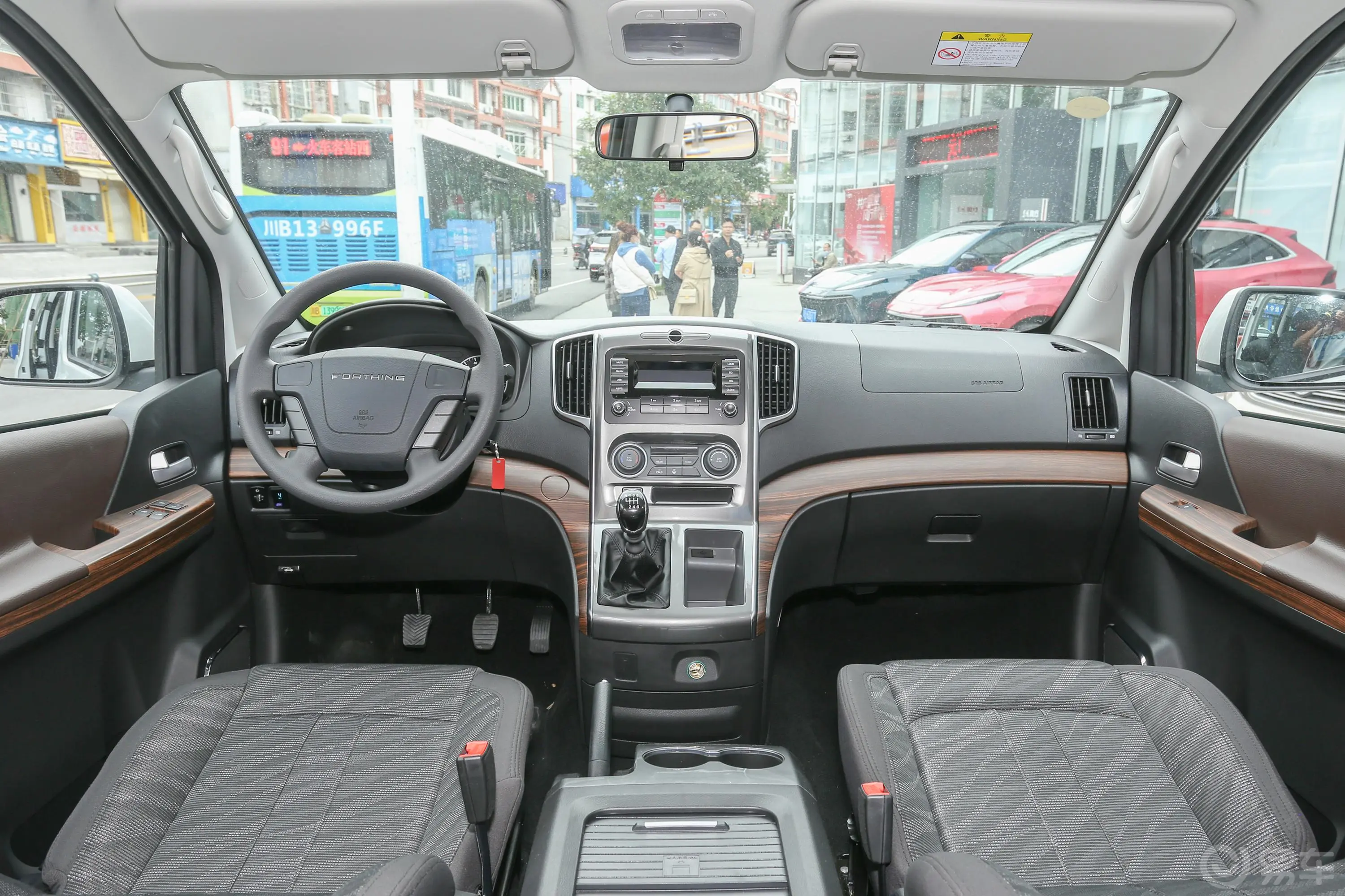 菱智PLUS2.0L 手动 舒适型 7座 CNG内饰全景副驾驶员方向
