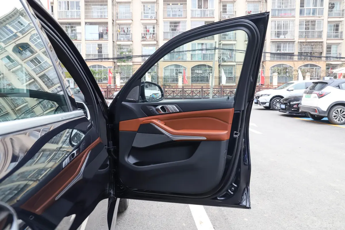 宝马X7改款 xDrive40i 尊享型 M运动套装副驾驶员车门