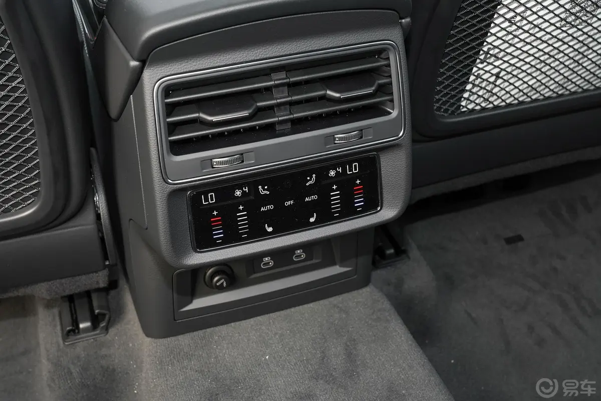 奥迪Q855 TFSI quattro 冰雪运动型后排空调控制键