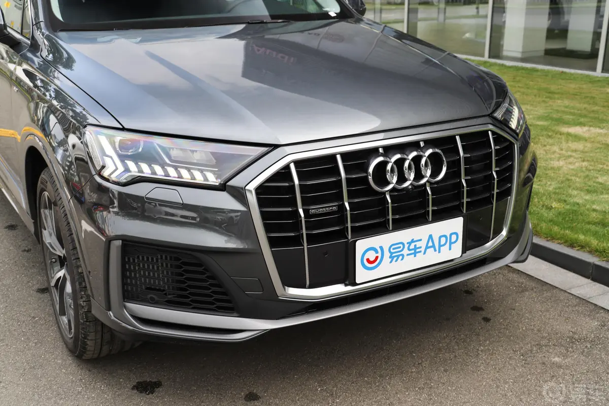 奥迪Q755 TFSI quattro S line运动型前格栅侧俯拍