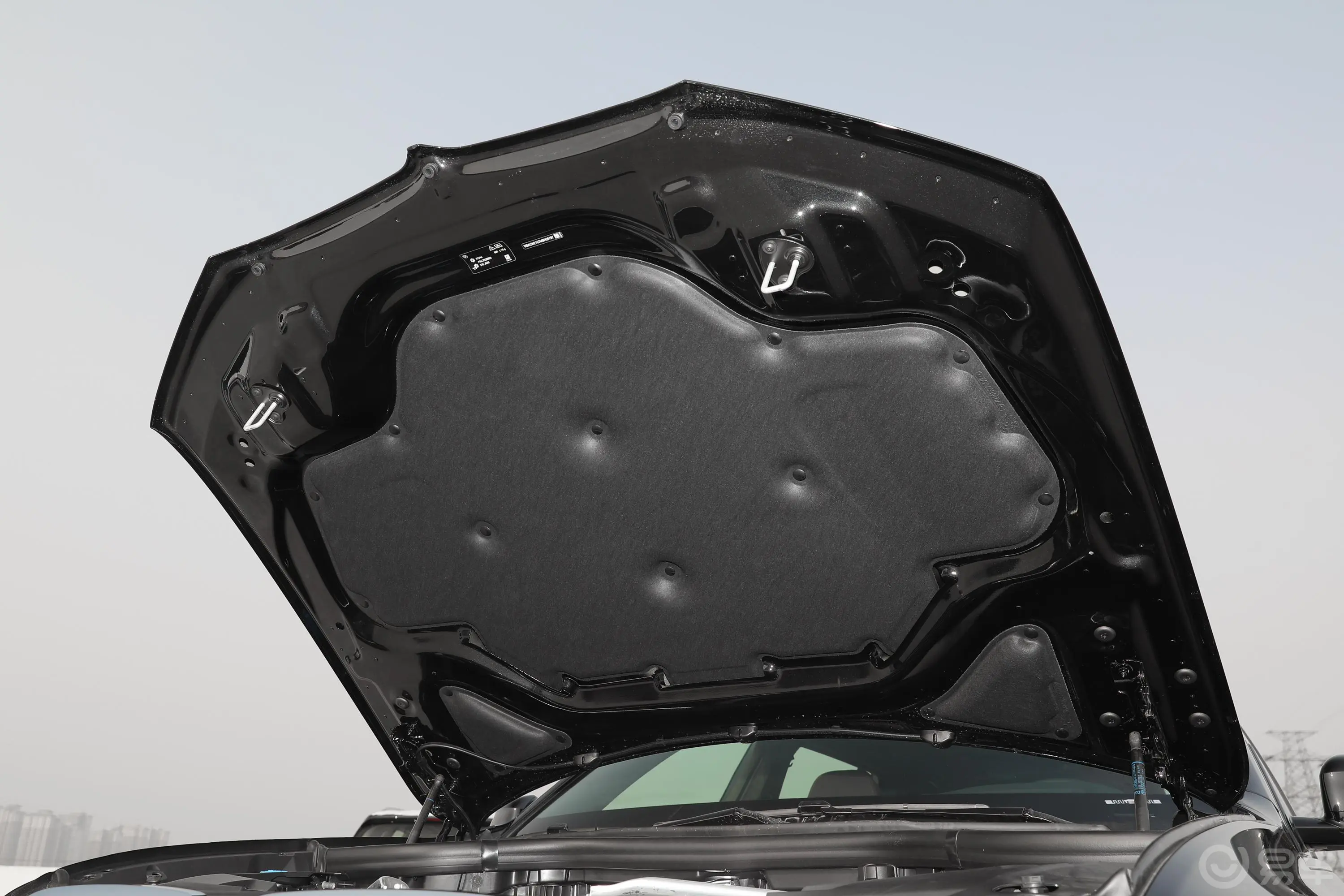 宝马X7改款 xDrive40i 尊享型 豪华套装发动机舱盖内侧