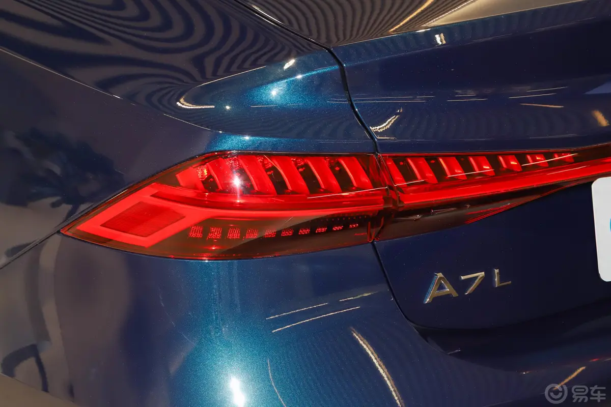 奥迪A7L55 TFSI quattro S-line 境远型 流晶套装尾灯侧45度俯拍