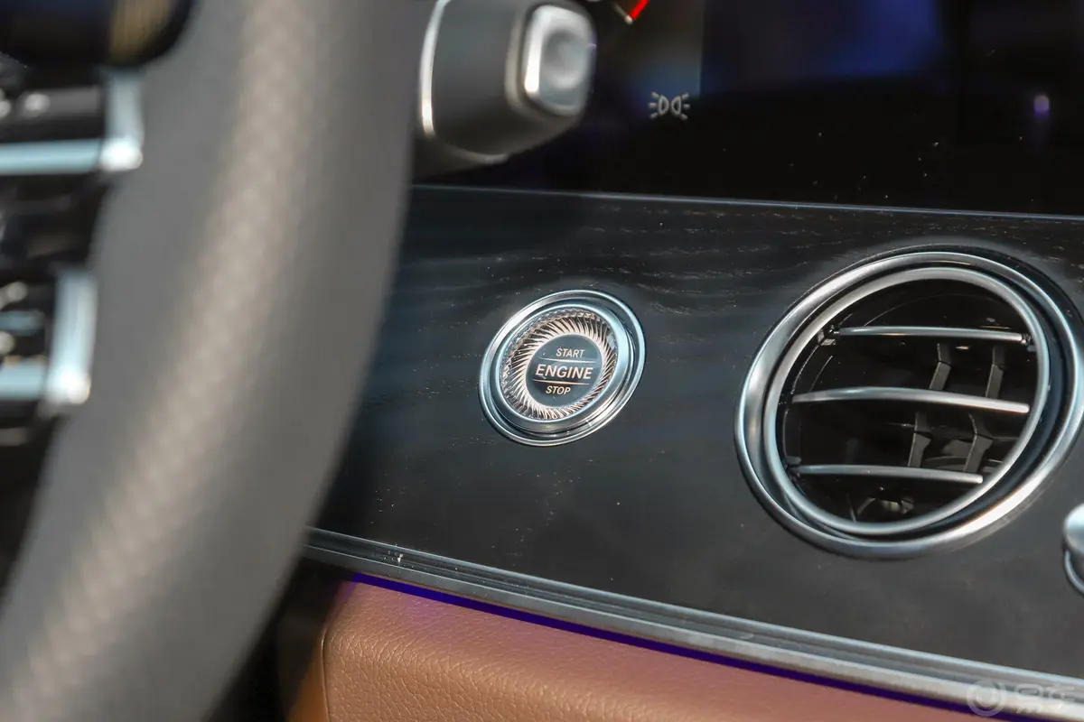奔驰E级E 300 L 运动时尚型钥匙孔或一键启动按键