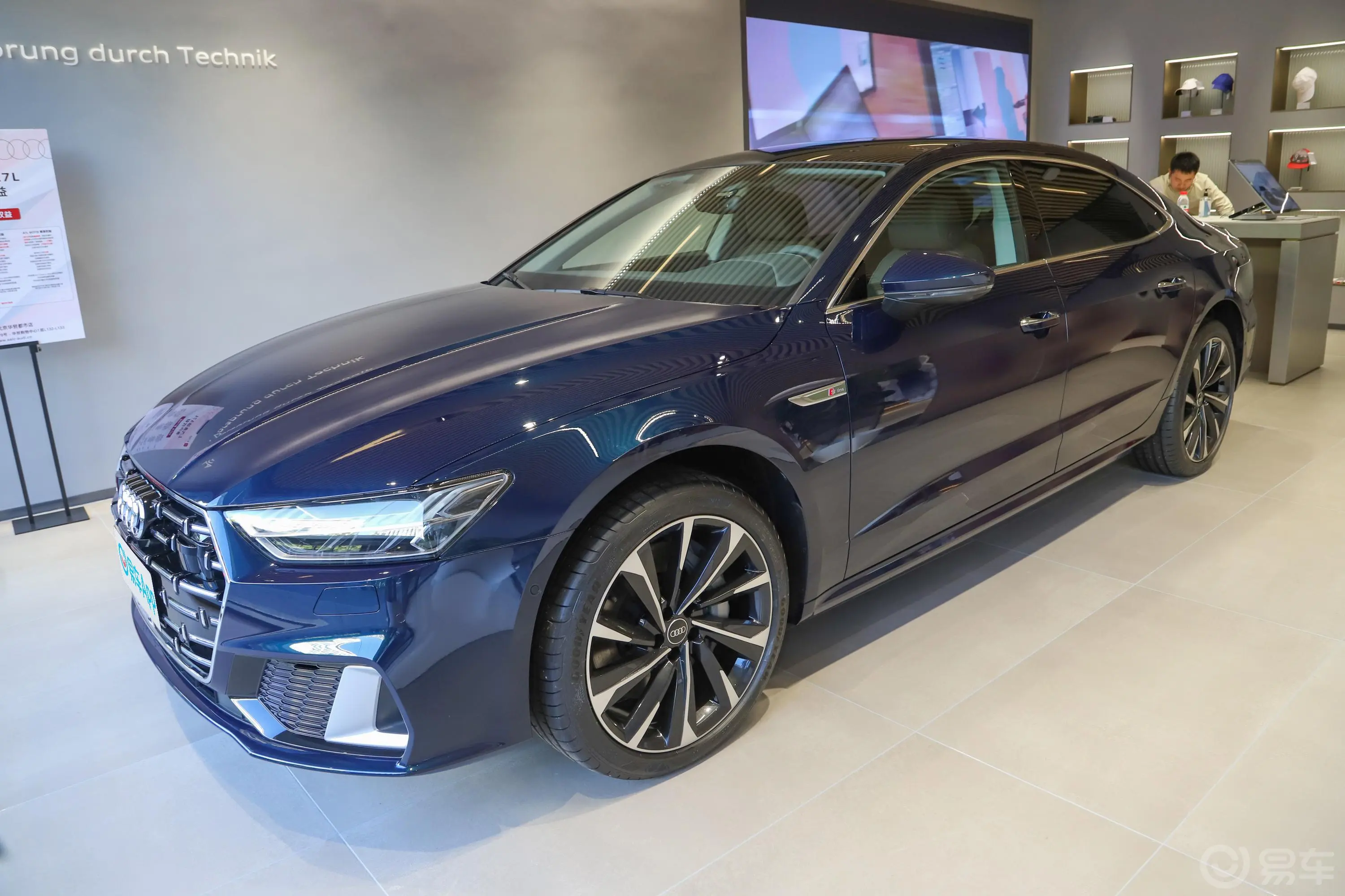 奥迪A7L55 TFSI quattro S-line 境远型 流晶套装侧前45度车头向左水平