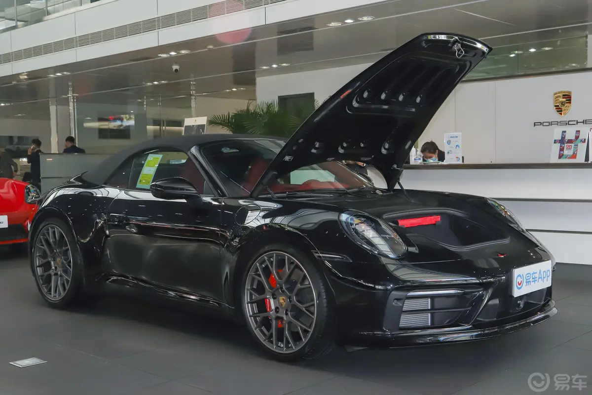 保时捷911Carrera 4S Cabriolet 3.0T后备厢开启45度侧拍