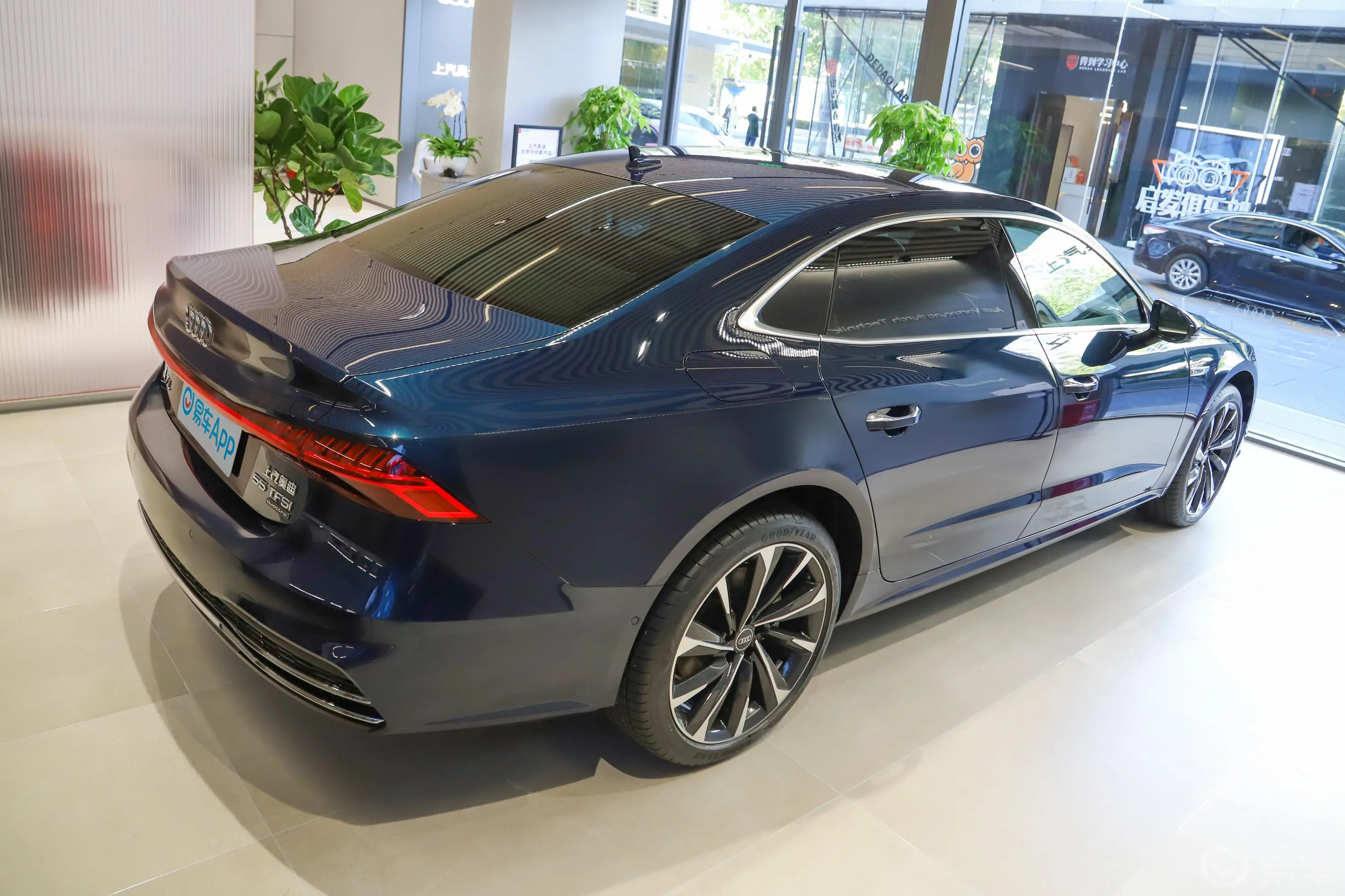 奥迪A7L55 TFSI quattro S-line 境远型 流晶套装正侧车头向右水平