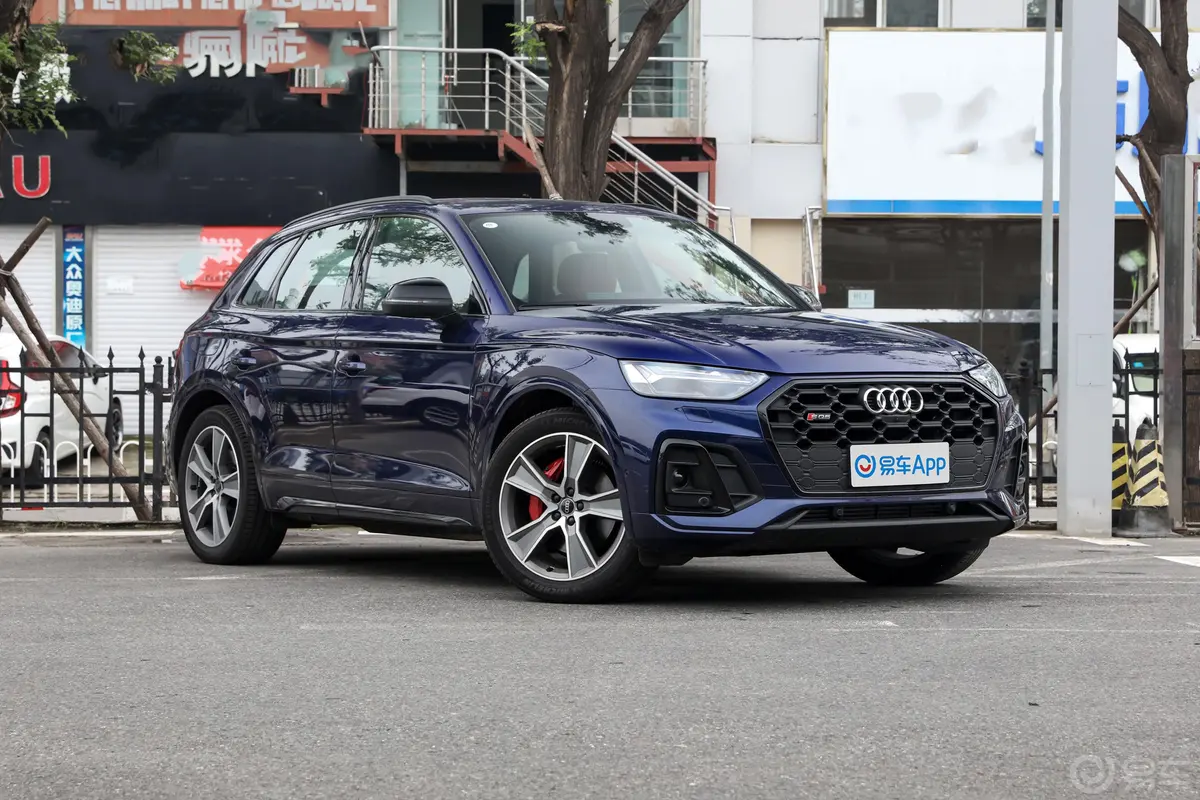 奥迪SQ53.0T quattro侧前45度车头向右水平