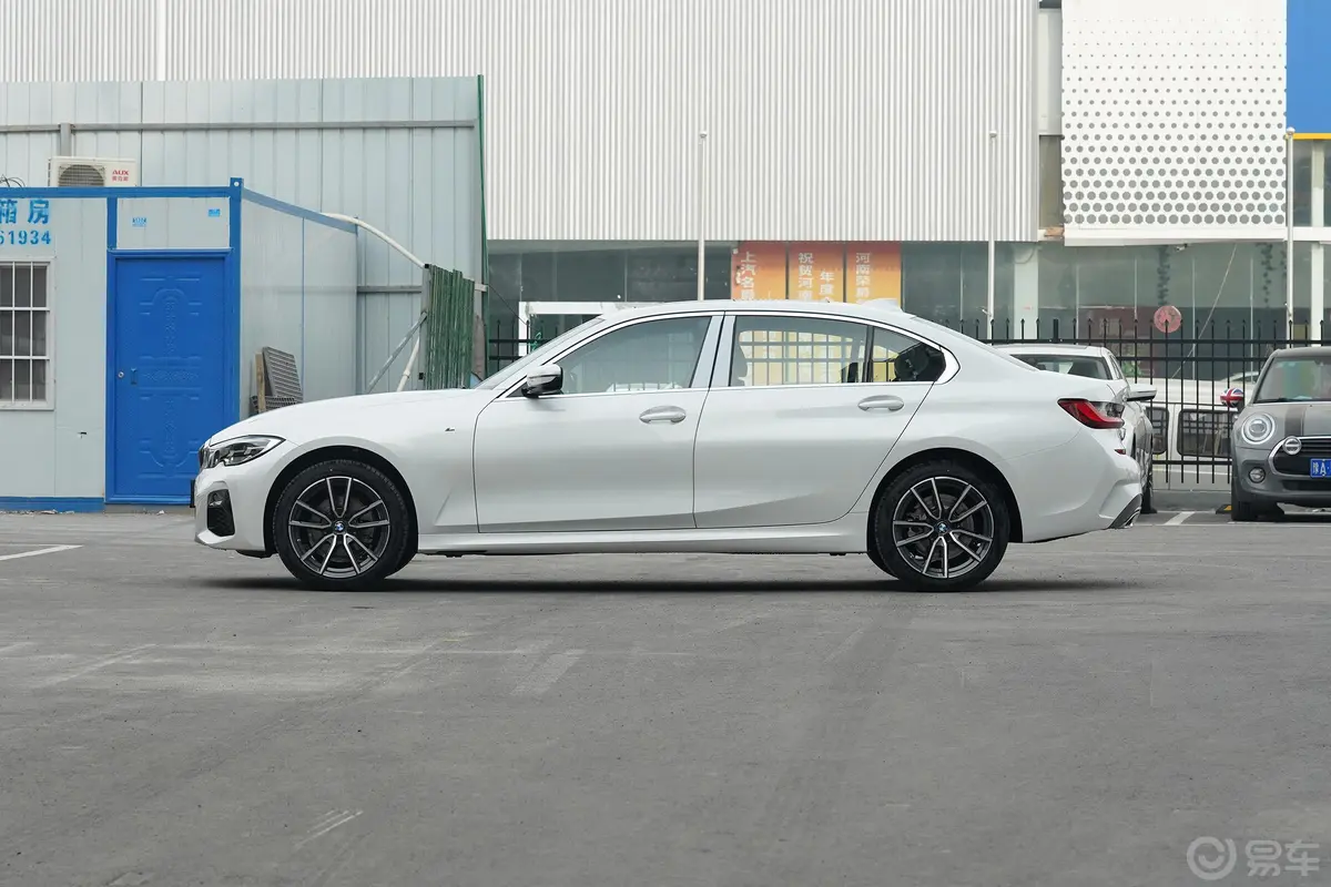 宝马3系325Li xDrive M运动套装正侧车头向左水平