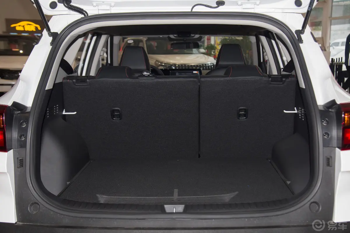 KX3傲跑1.5L CVT 舒适版后备厢空间特写