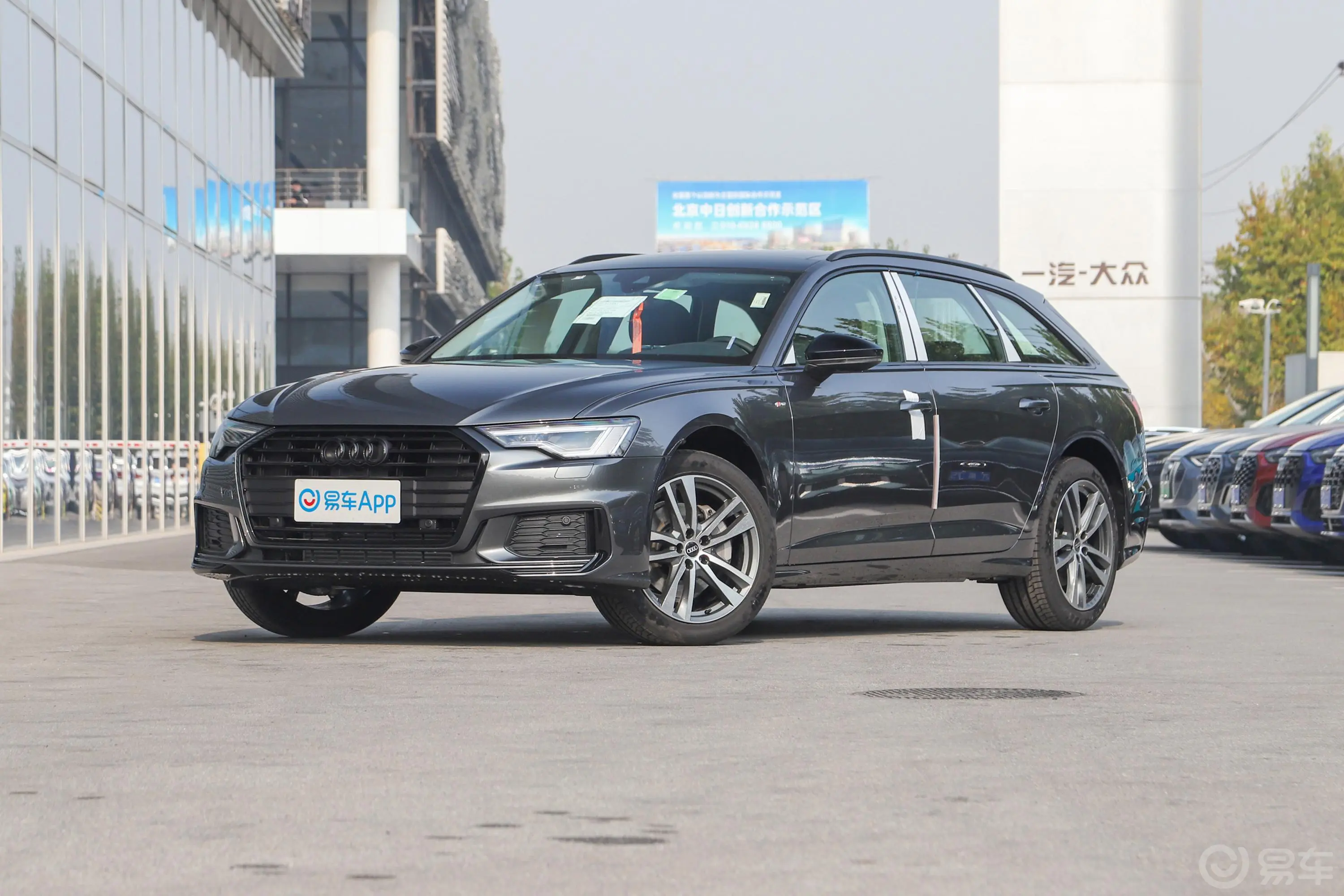 奥迪A6Avant 先锋派 45 TFSI 臻选动感型侧前45度车头向左水平