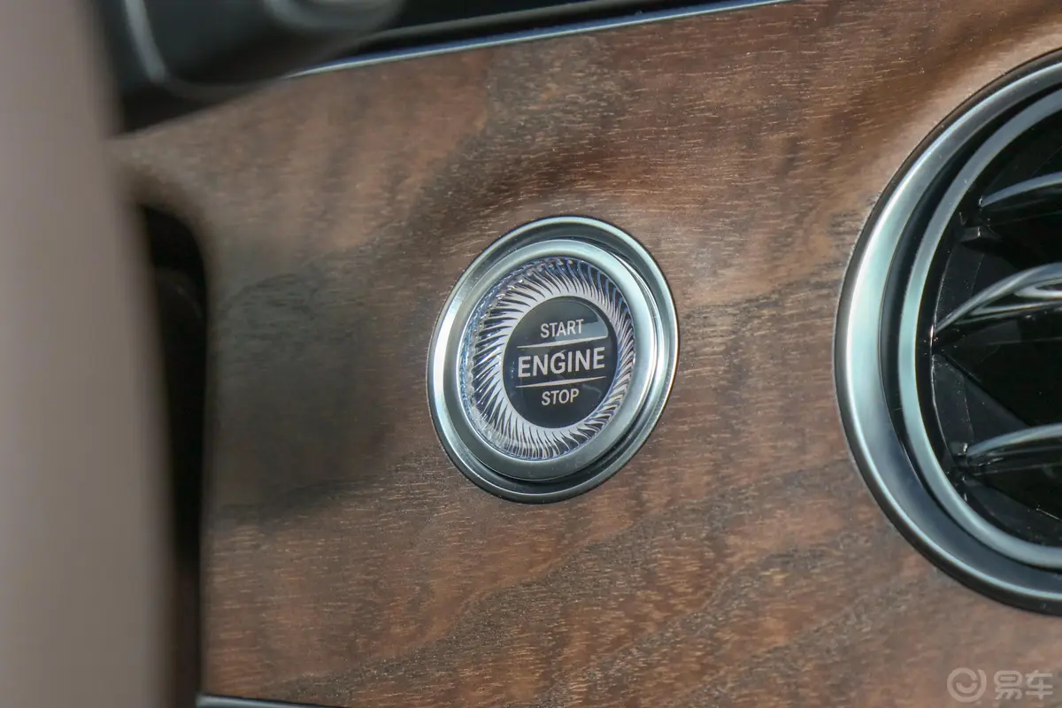 奔驰E级E 300 L 时尚型钥匙孔或一键启动按键
