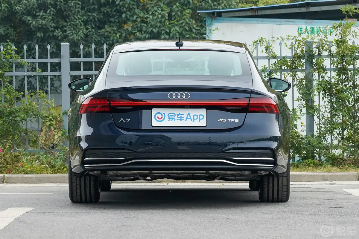 奥迪A745 TFSI 臻选型正后水平