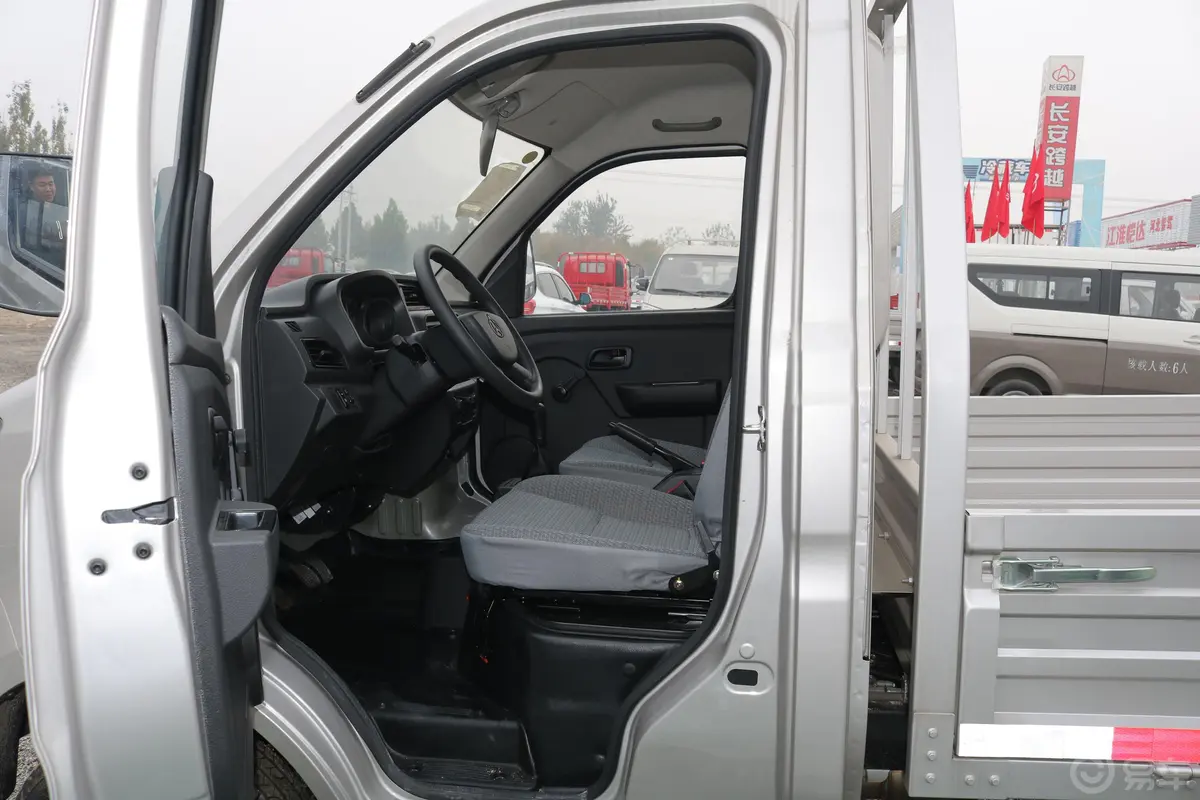 新豹T11.2L 单排单后轮长箱 载货汽车 舒适版内饰