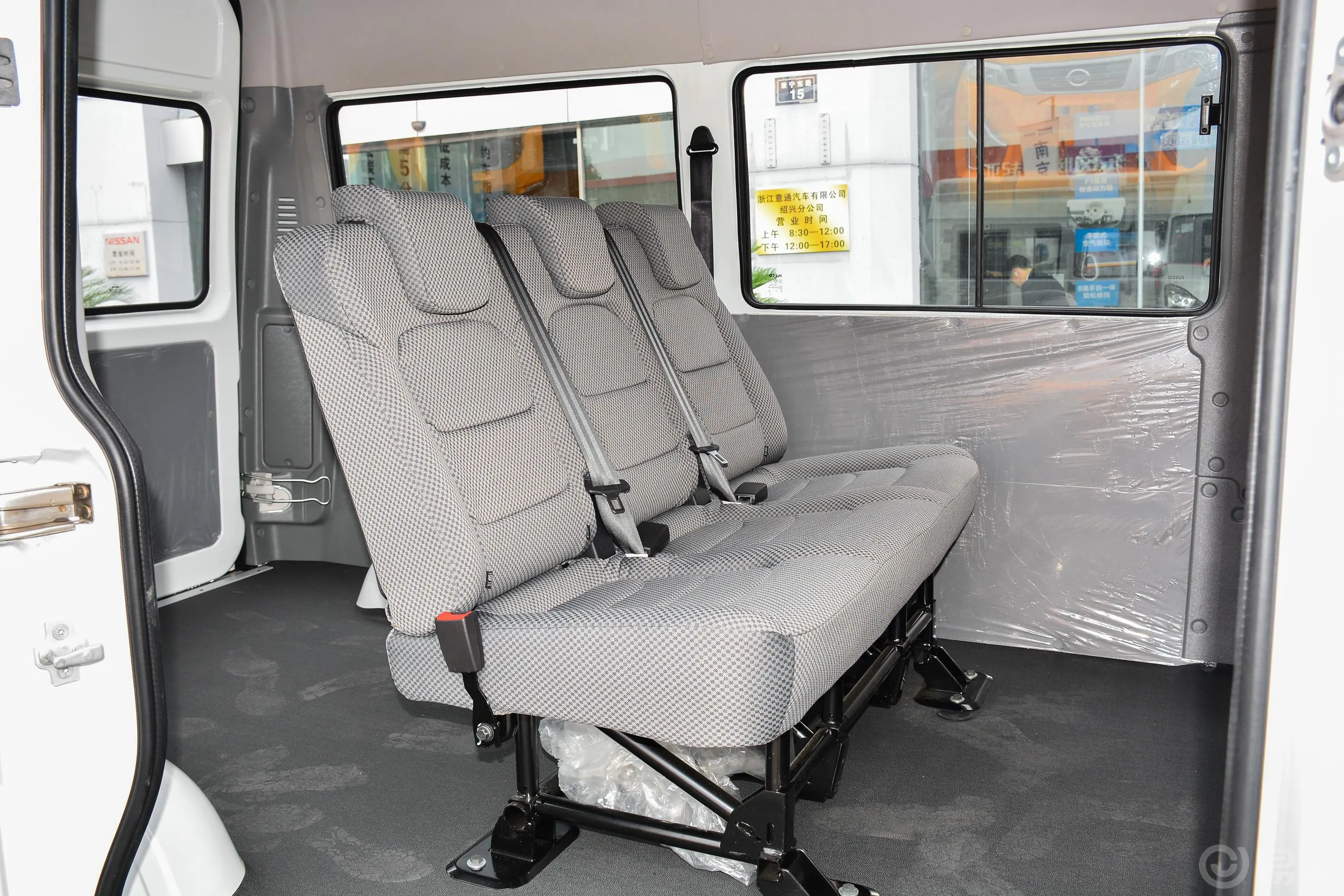 依维柯得意A35M1 2.5T 手动客车短轴中顶双胎侧拉门 5-9座 国VI后排座椅
