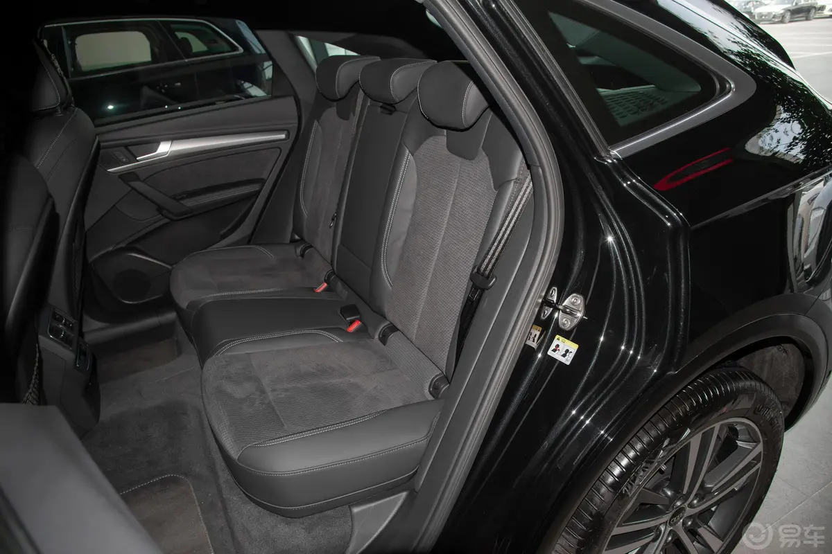 奥迪Q5L Sportback40 TFSI 豪华型后备厢