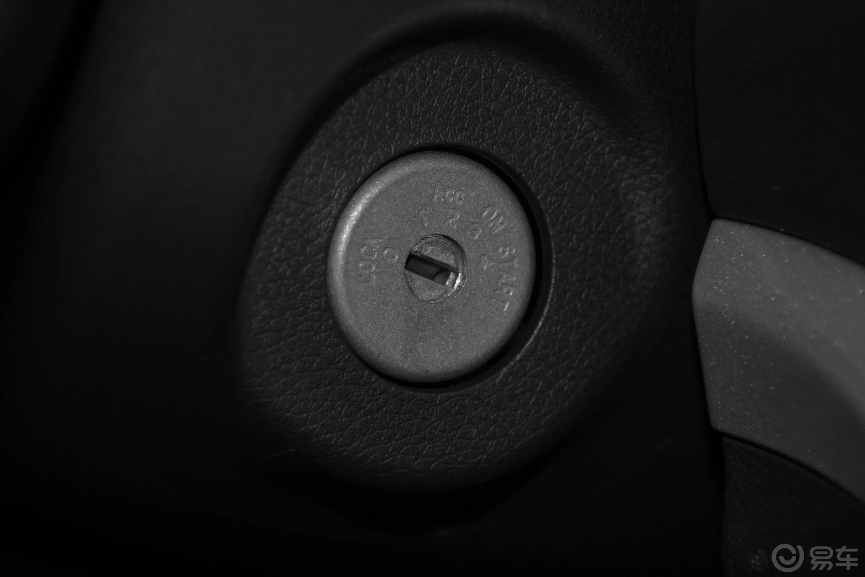 锐骐62.4L 手动两驱标准版 汽油钥匙孔或一键启动按键