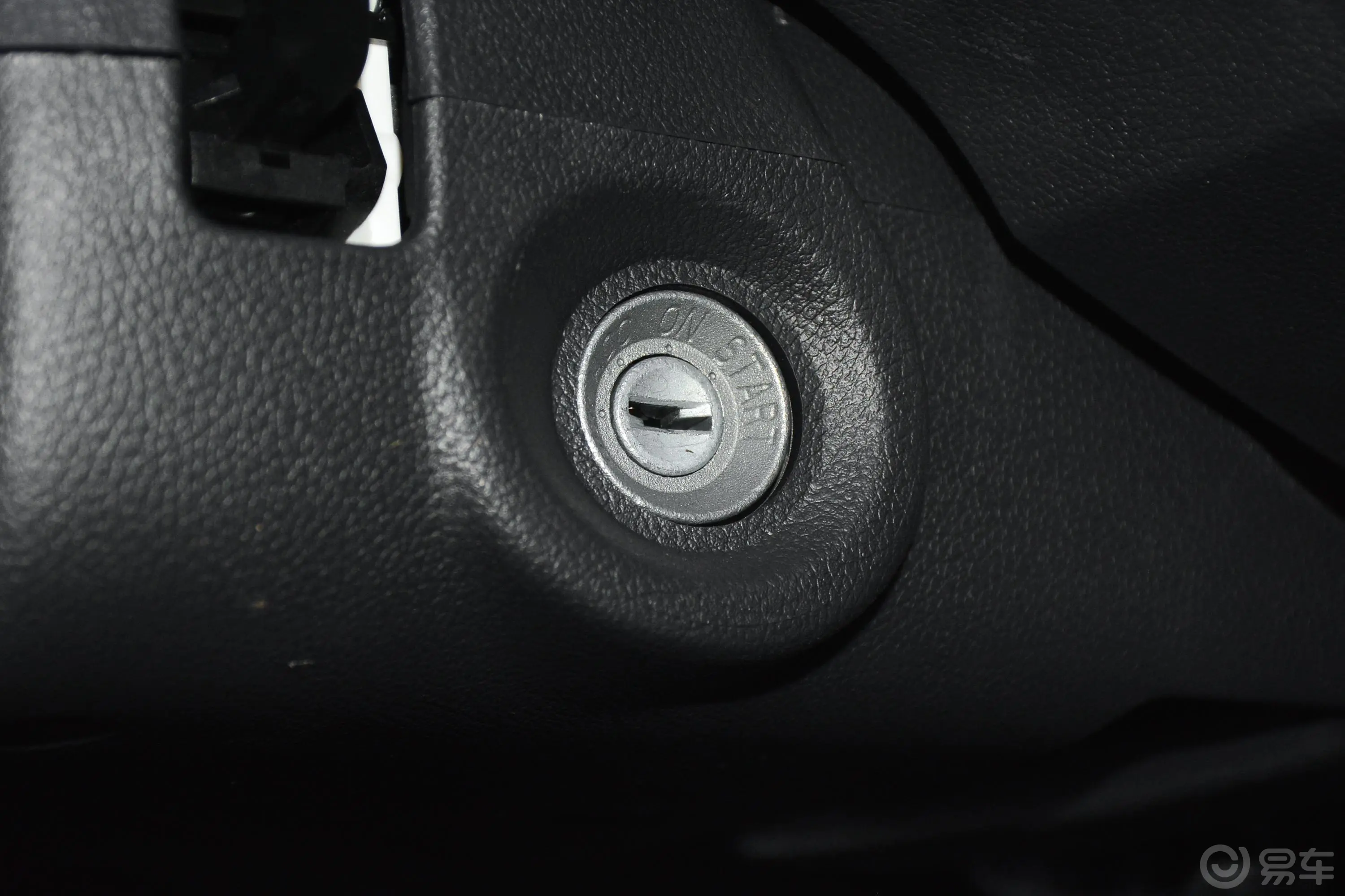 神骐T301.6L 双排3.01米标准车舒适型钥匙孔或一键启动按键