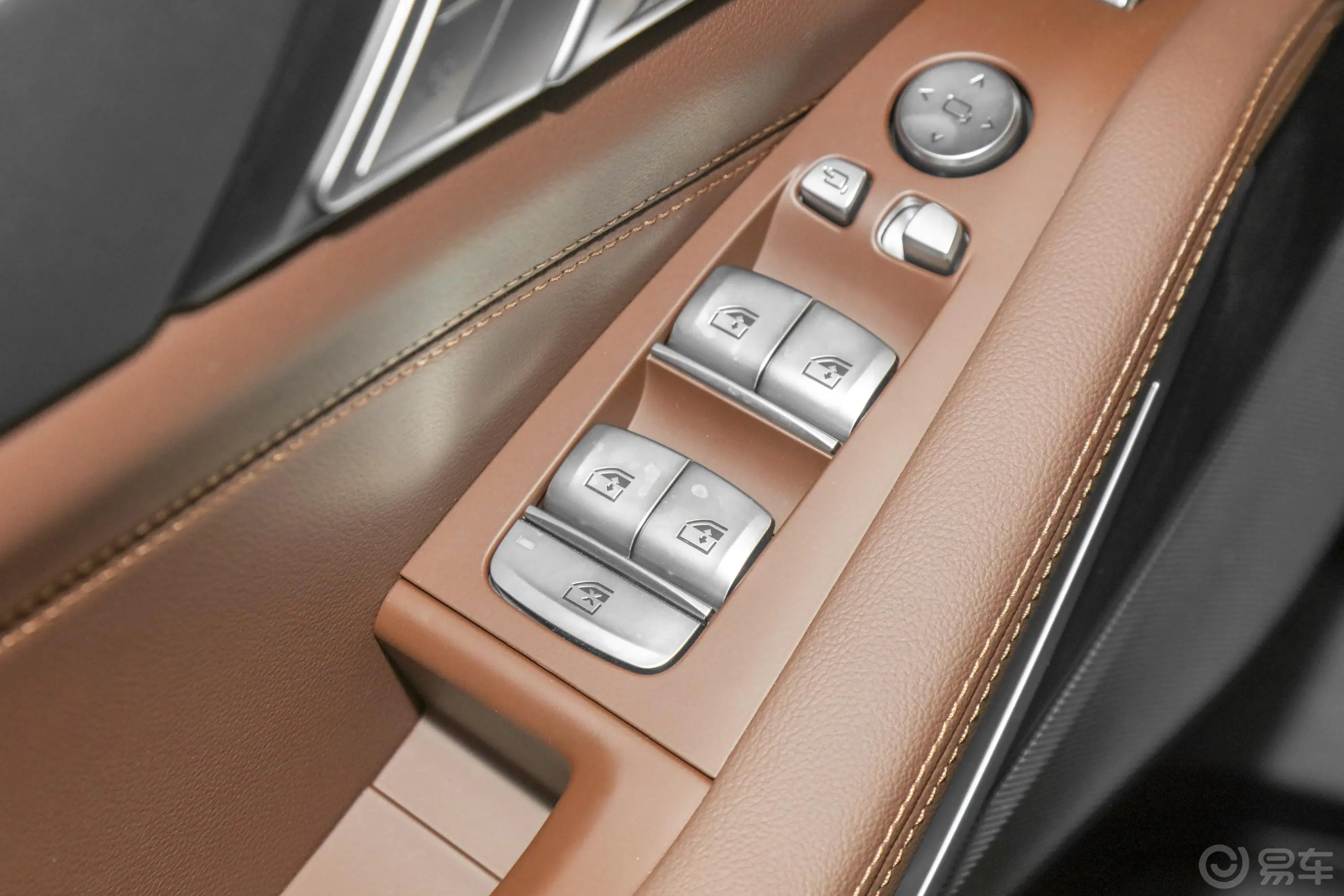 宝马X7改款 xDrive40i 领先型 豪华套装车窗调节整体