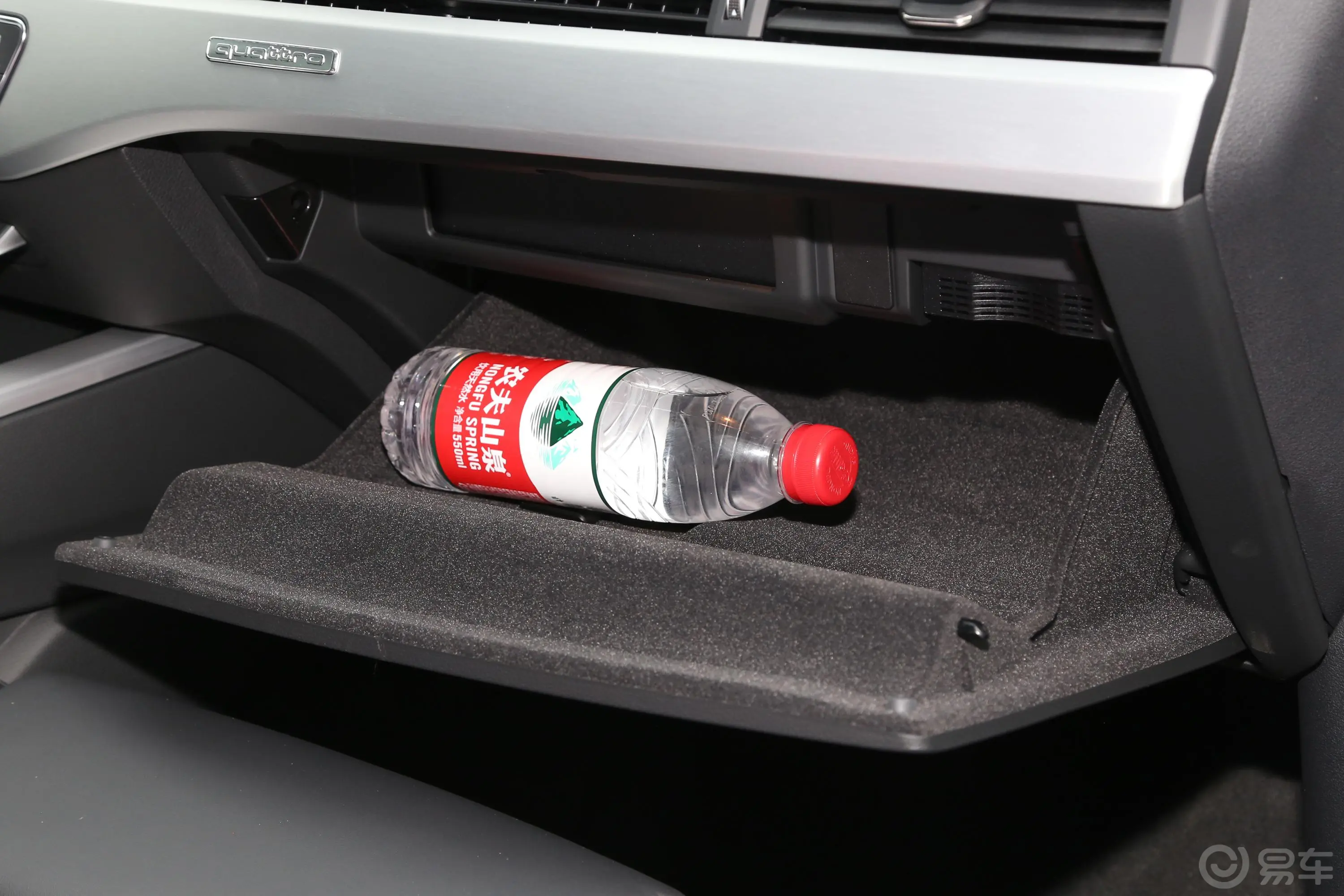奥迪A5Sportback 40 TFSI quattro 豪华动感型手套箱空间水瓶横置