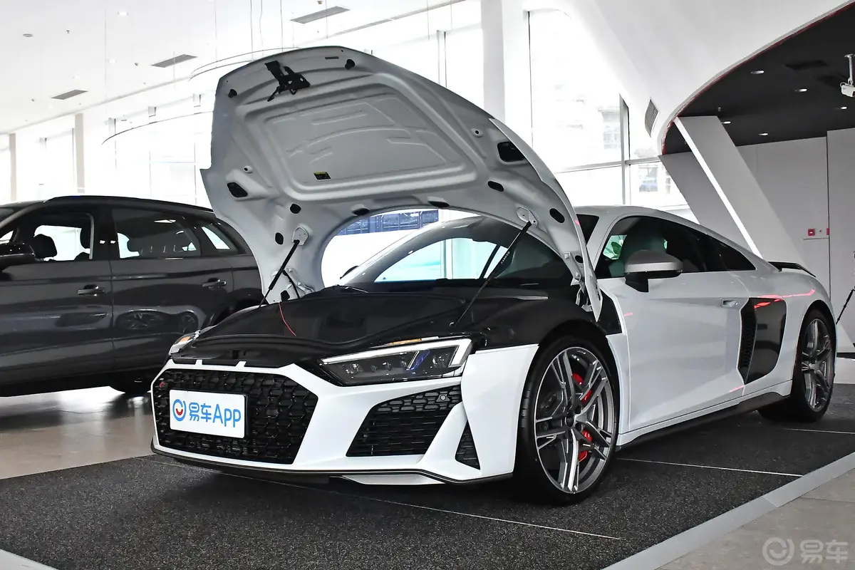 奥迪R8R8 V10 Coupe Performance后备厢开启45度侧拍