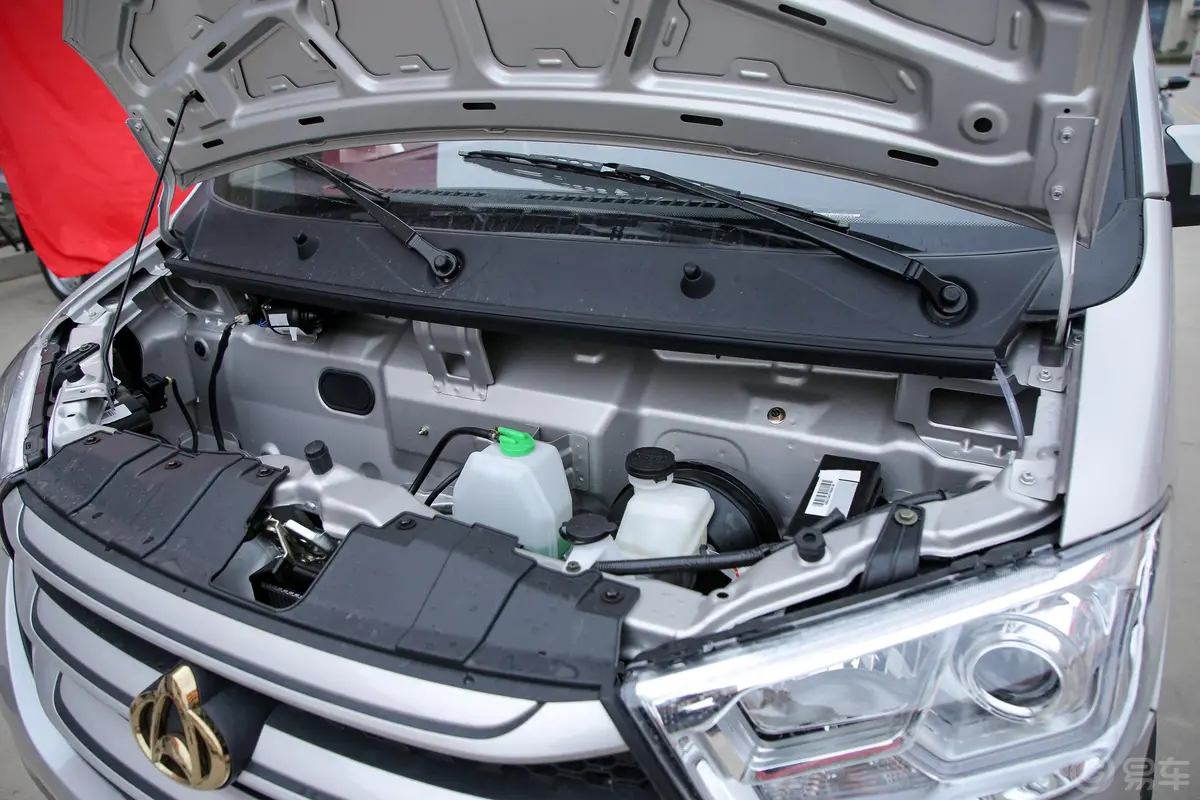 新豹T5东安1.6L 122马力 3.2米栏板 单排 舒适版 汽油 国Ⅵ外观