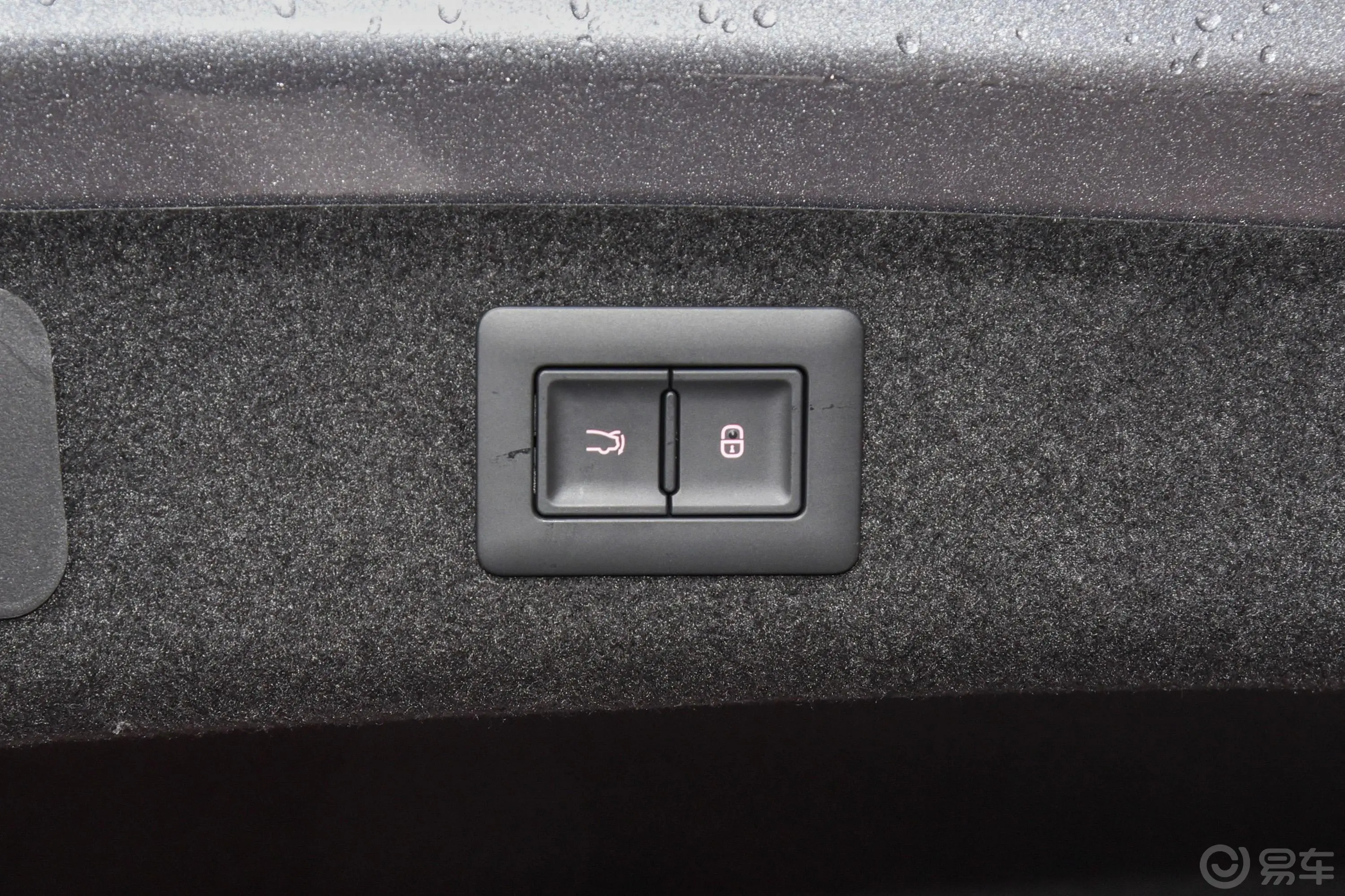 汉EV 506km 两驱标准续航版豪华型电动尾门按键（手动扶手）